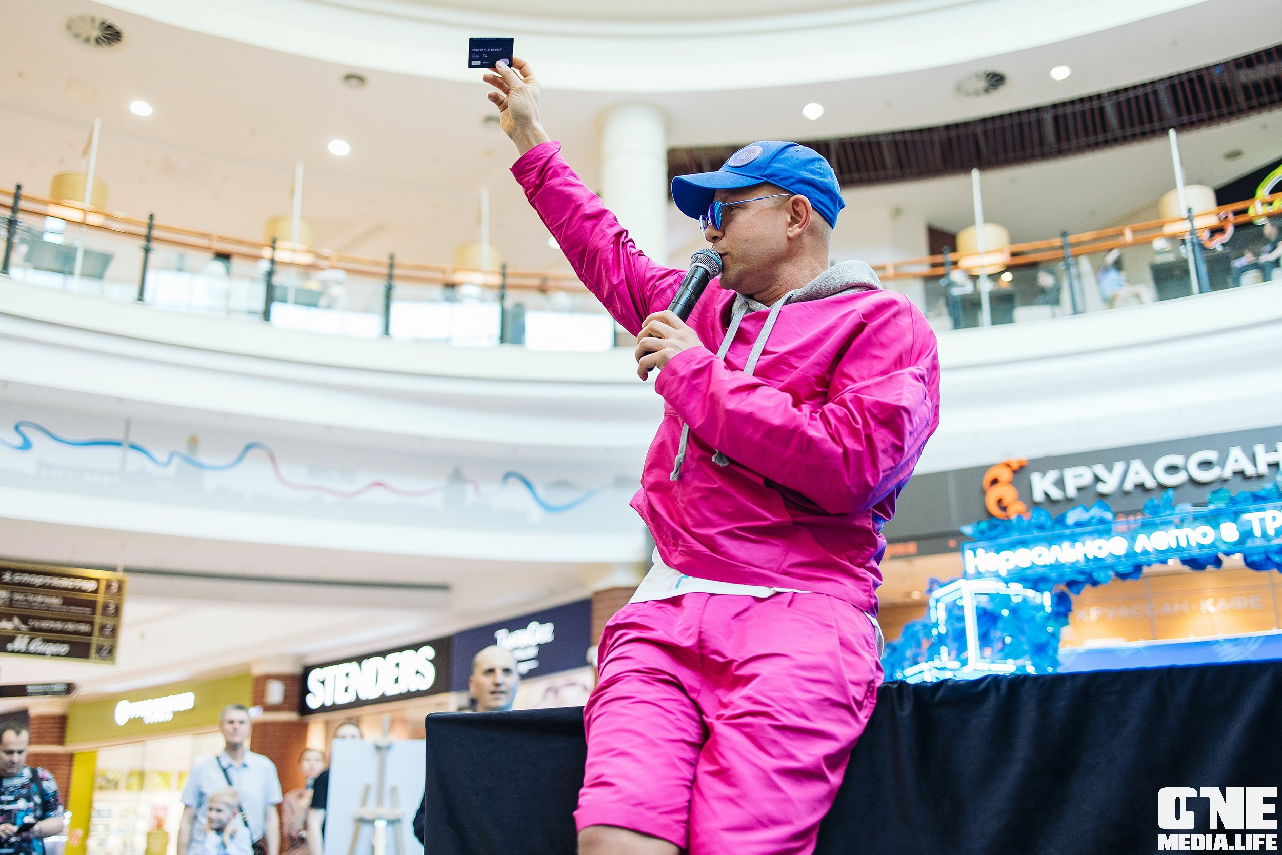 Автограф-сессия с Митей Фоминым. One Media Life: фоторепортажи, фотоотчеты с мероприятий и заведений