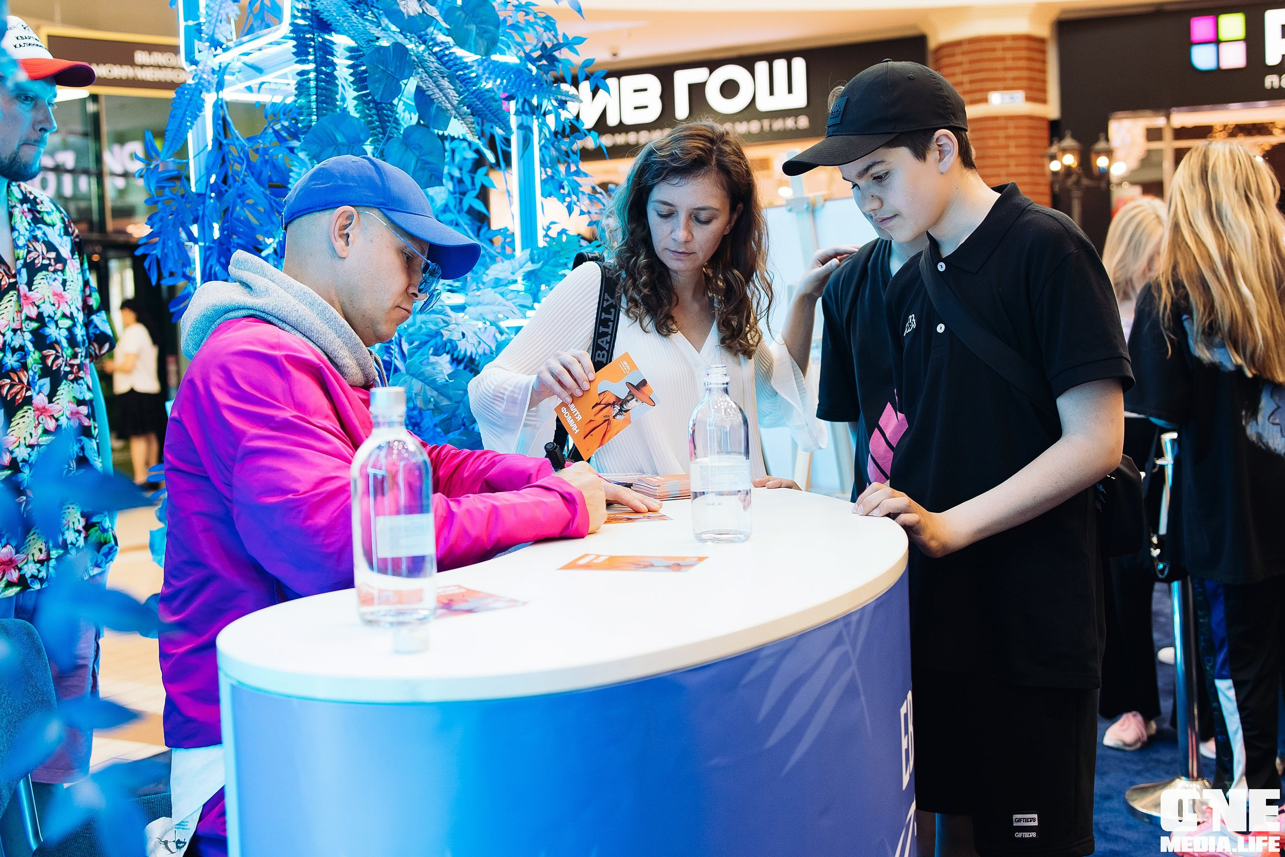 Автограф-сессия с Митей Фоминым. One Media Life: фоторепортажи, фотоотчеты с мероприятий и заведений