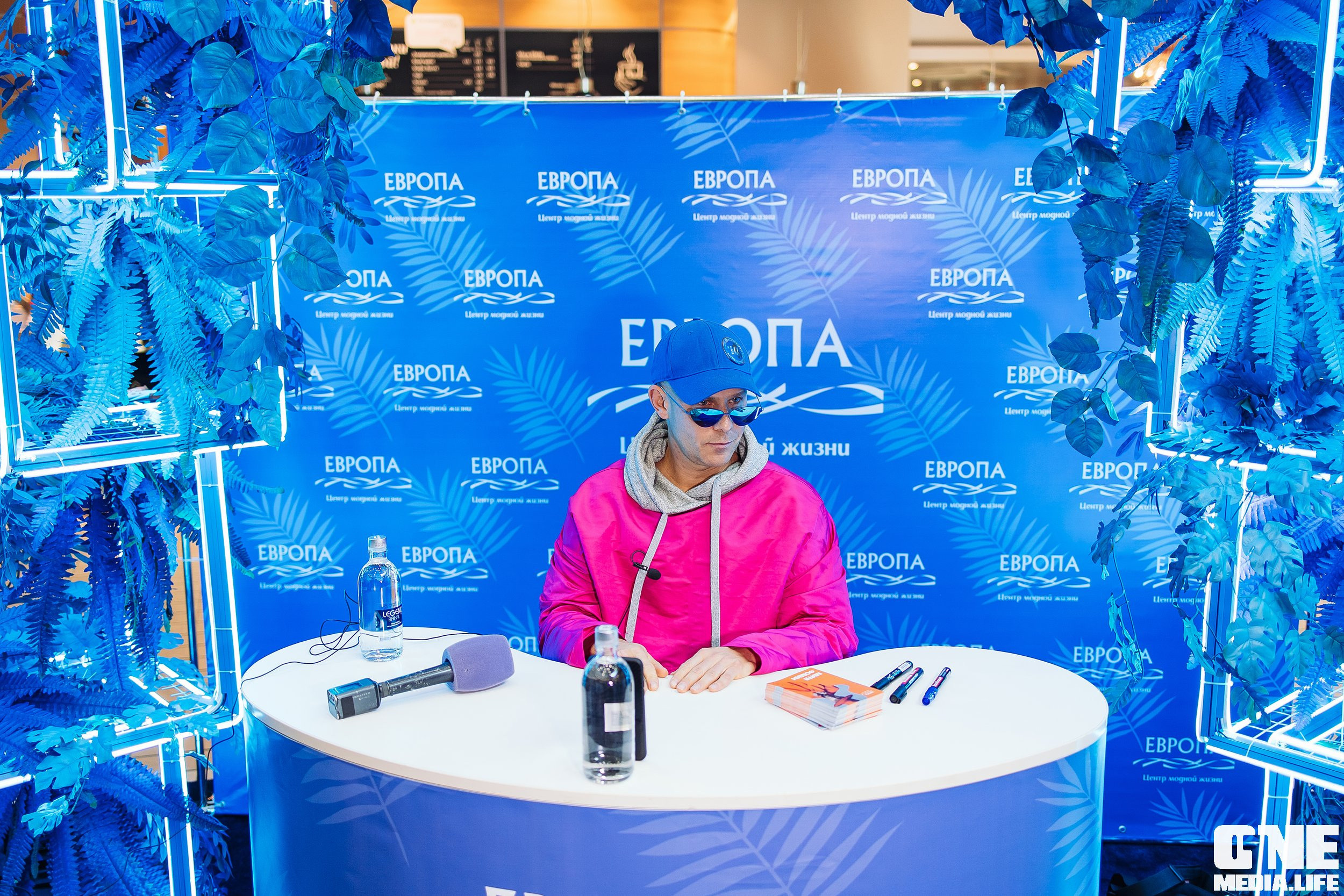 Автограф-сессия с Митей Фоминым. One Media Life: фоторепортажи, фотоотчеты с мероприятий и заведений