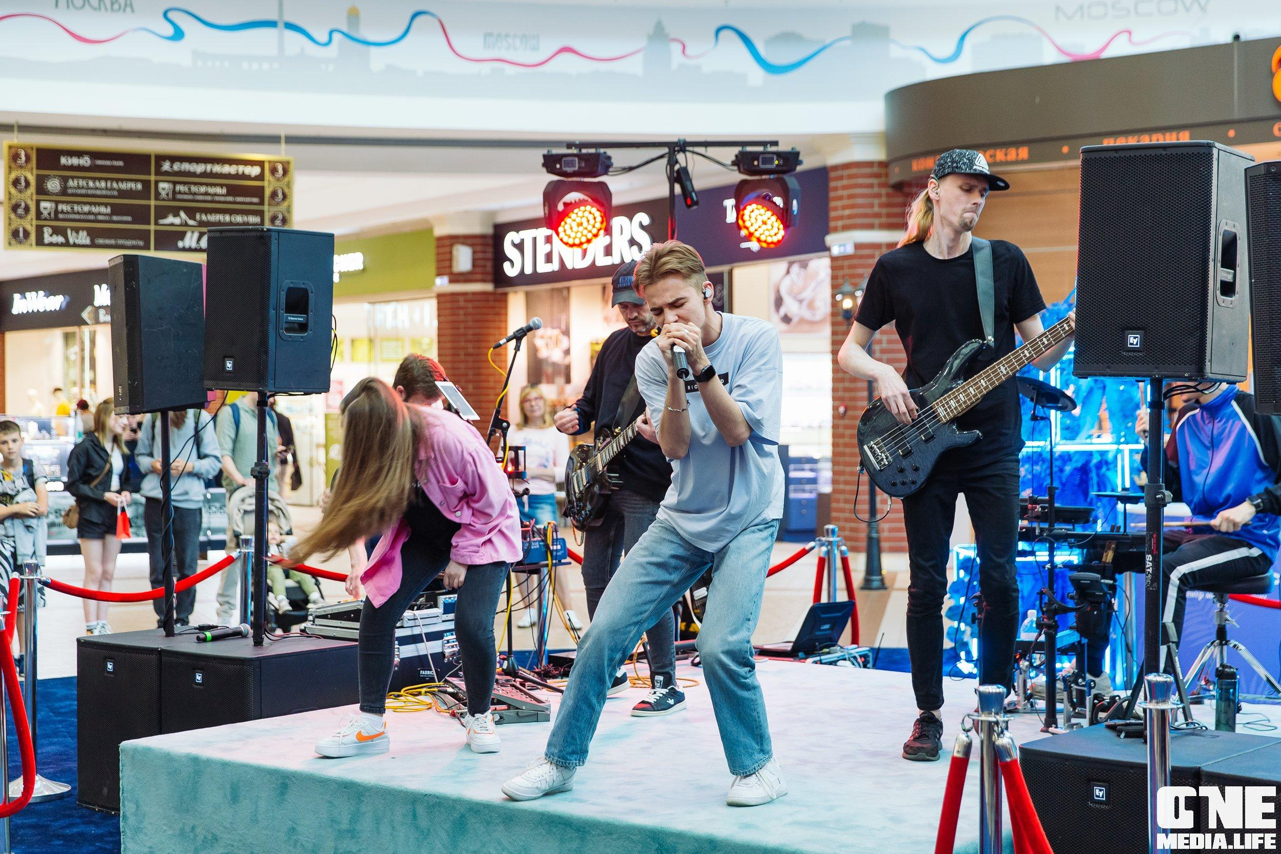 Фотоотчет с «Твой настоящий выпускной» в ТРЦ Европа. One Media Life: фоторепортажи, фотоотчеты с мероприятий и заведений