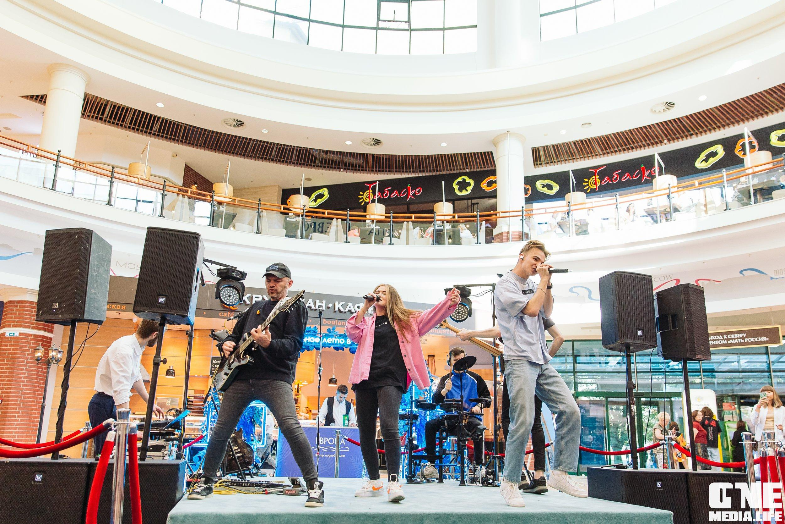 Фотоотчет с «Твой настоящий выпускной» в ТРЦ Европа. One Media Life: фоторепортажи, фотоотчеты с мероприятий и заведений