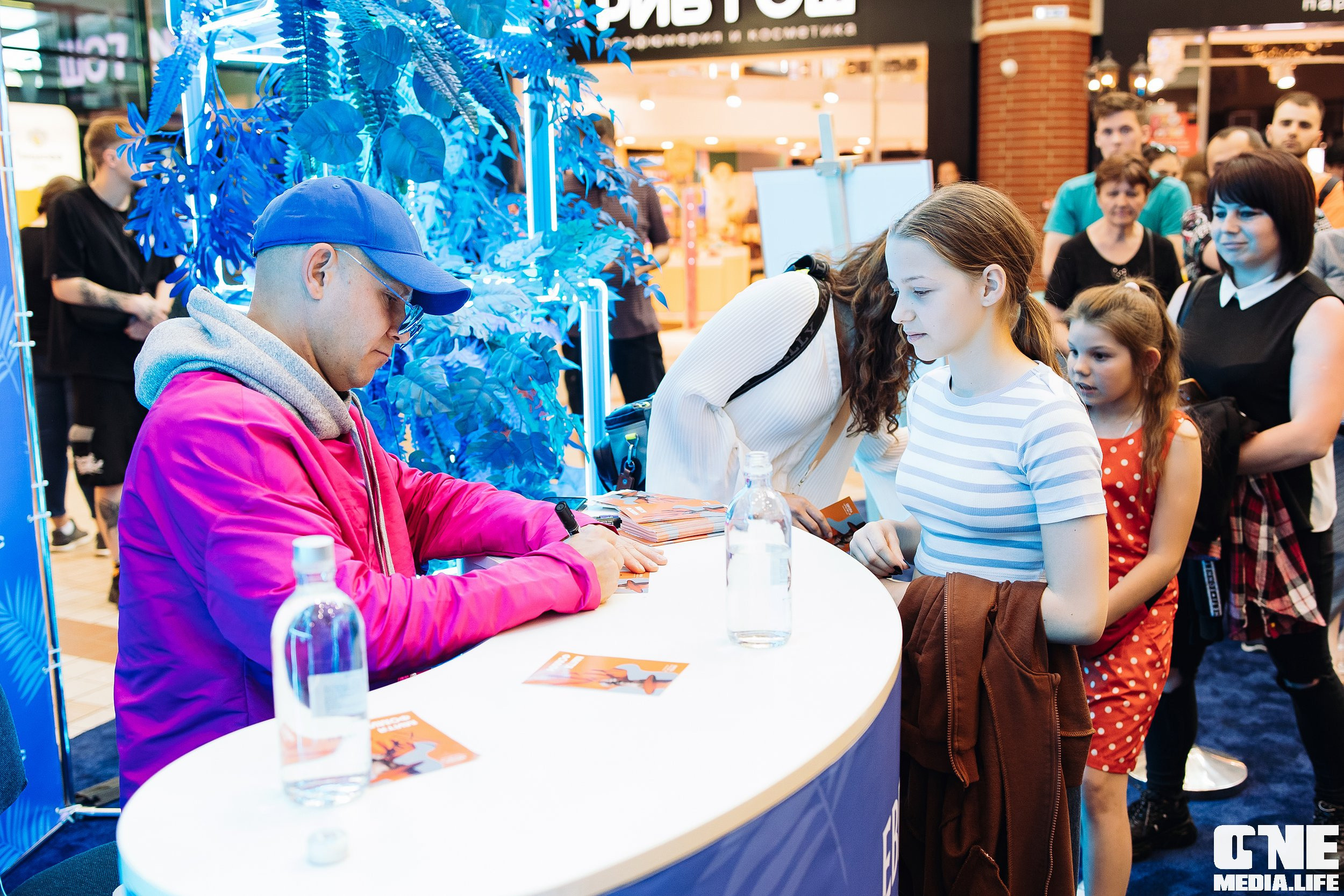 Автограф-сессия с Митей Фоминым. One Media Life: фоторепортажи, фотоотчеты с мероприятий и заведений