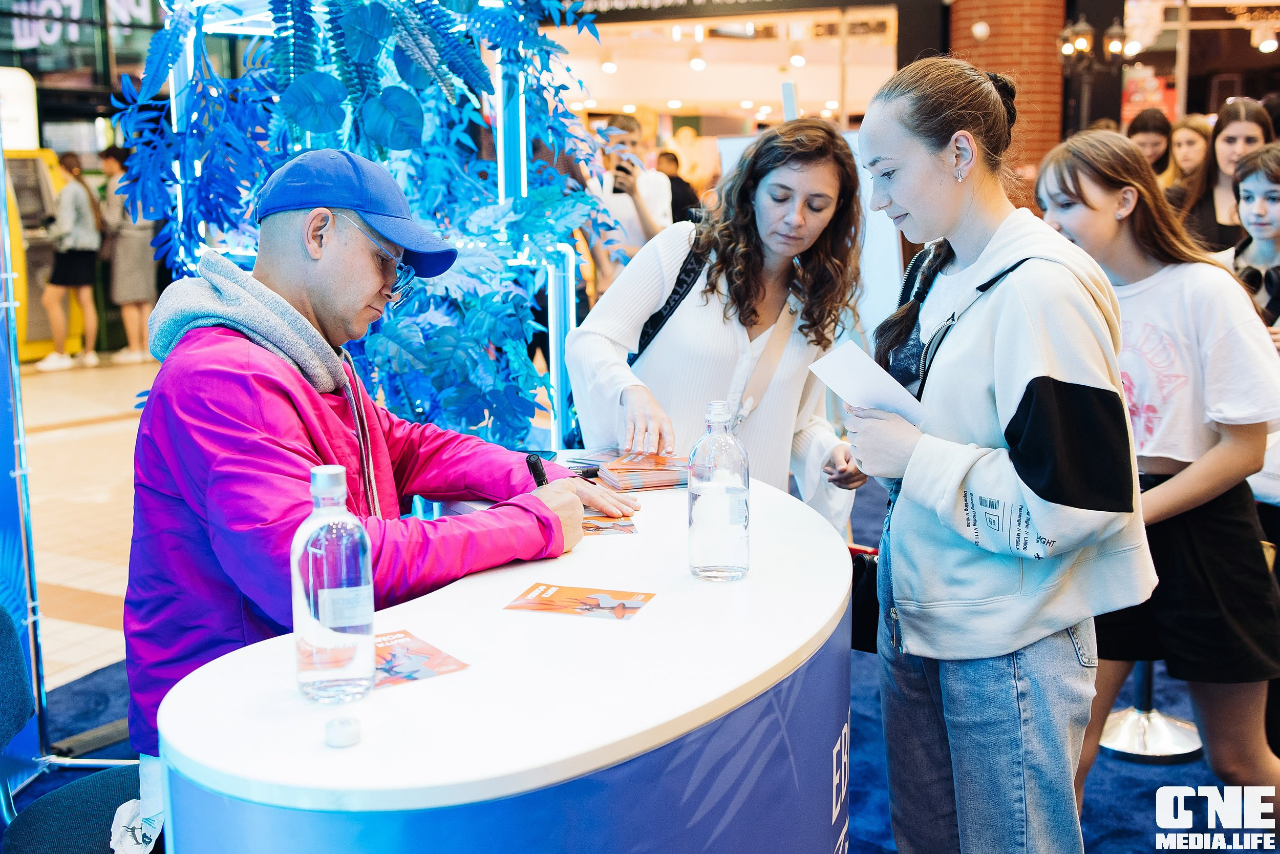 Автограф-сессия с Митей Фоминым. One Media Life: фоторепортажи, фотоотчеты с мероприятий и заведений