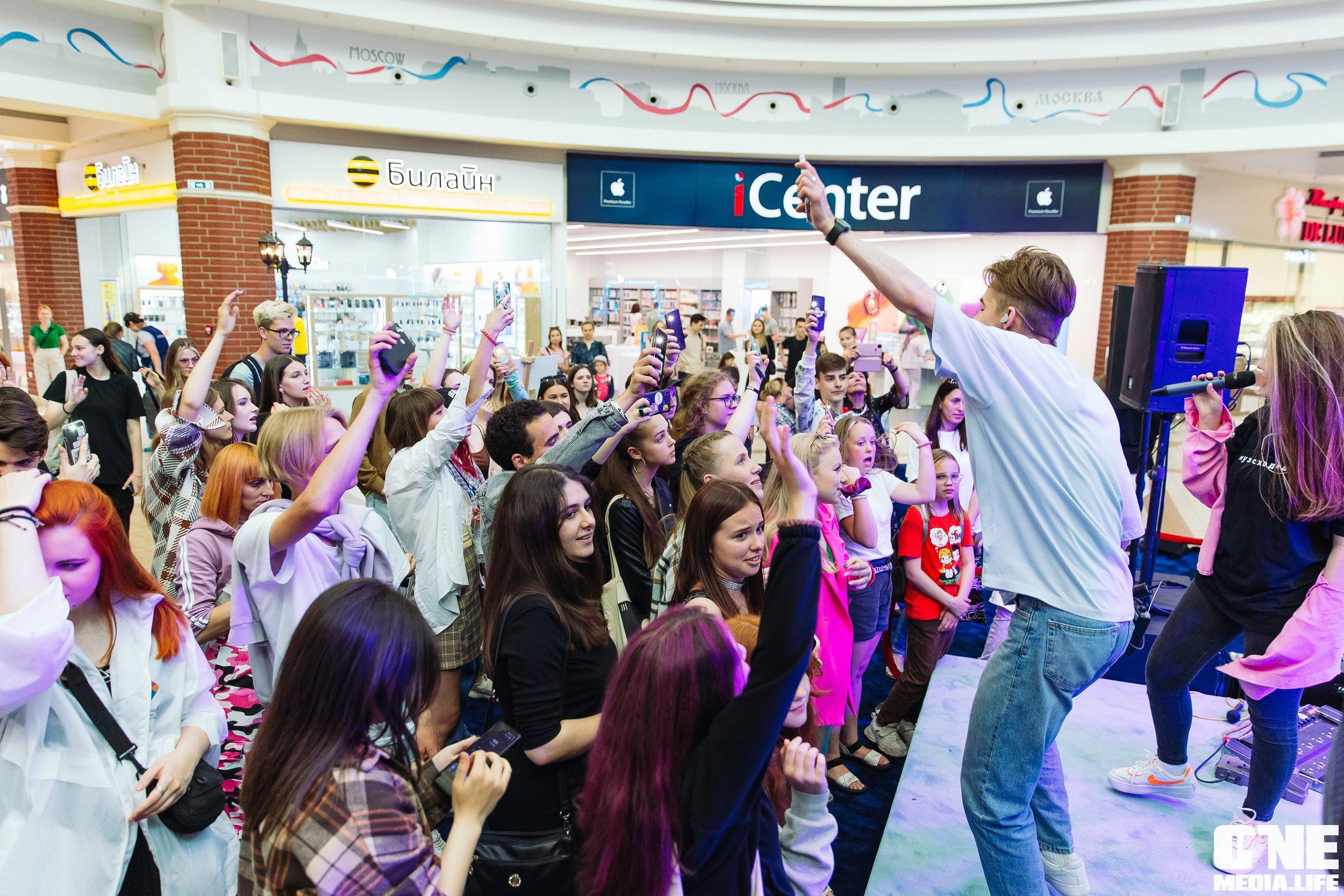 Фотоотчет с «Твой настоящий выпускной» в ТРЦ Европа. One Media Life: фоторепортажи, фотоотчеты с мероприятий и заведений