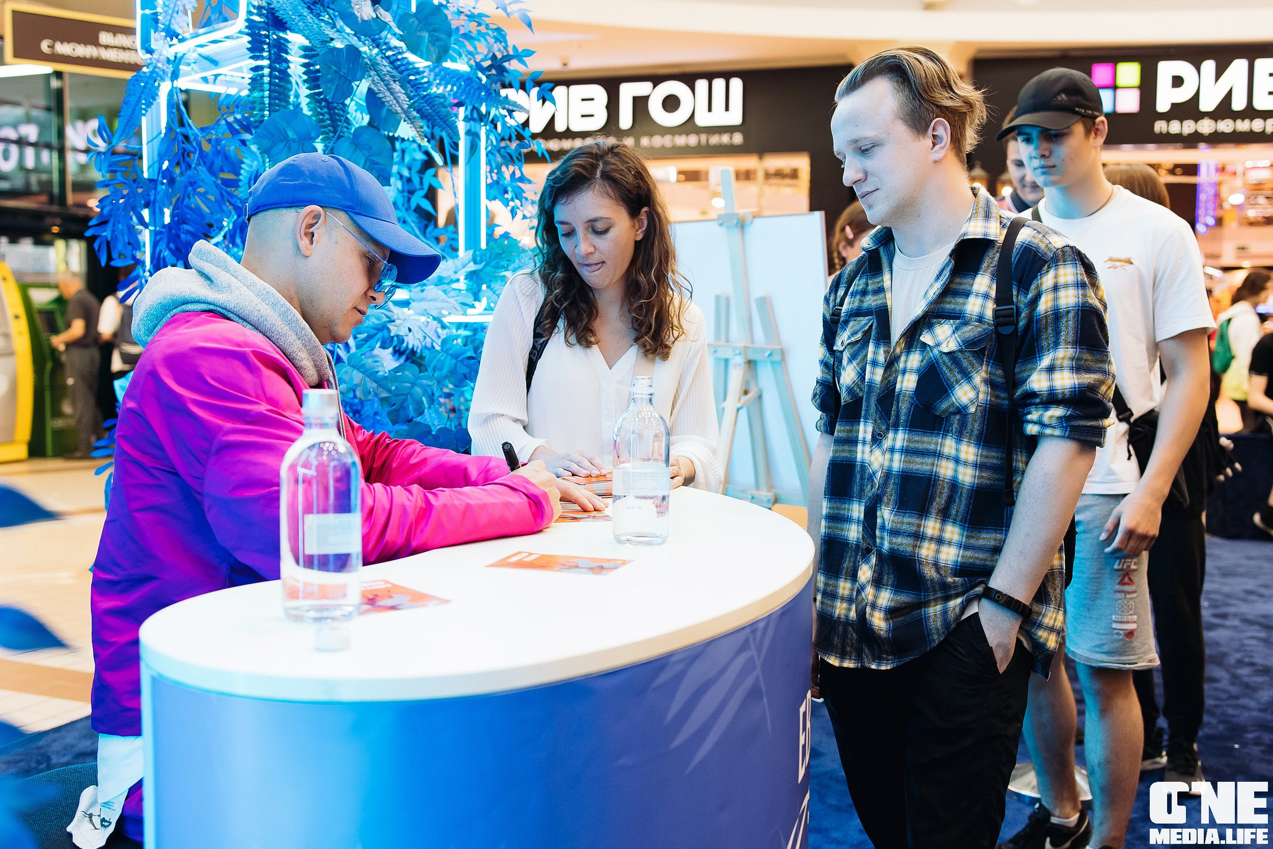 Автограф-сессия с Митей Фоминым. One Media Life: фоторепортажи, фотоотчеты с мероприятий и заведений