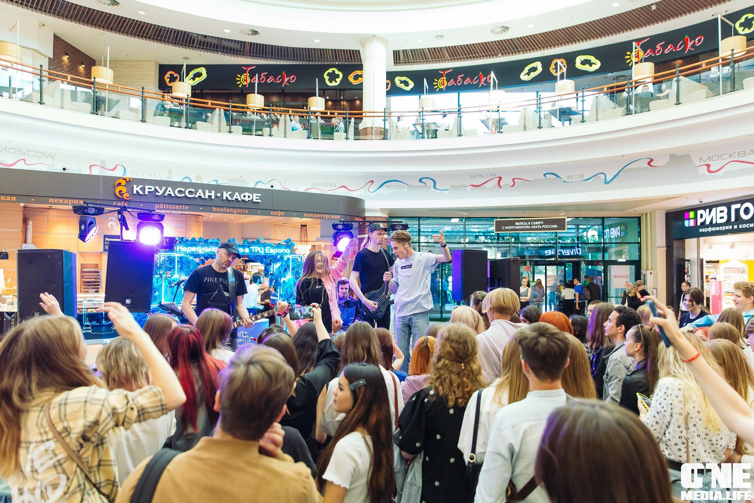 Фотоотчет с «Твой настоящий выпускной» в ТРЦ Европа. One Media Life: фоторепортажи, фотоотчеты с мероприятий и заведений