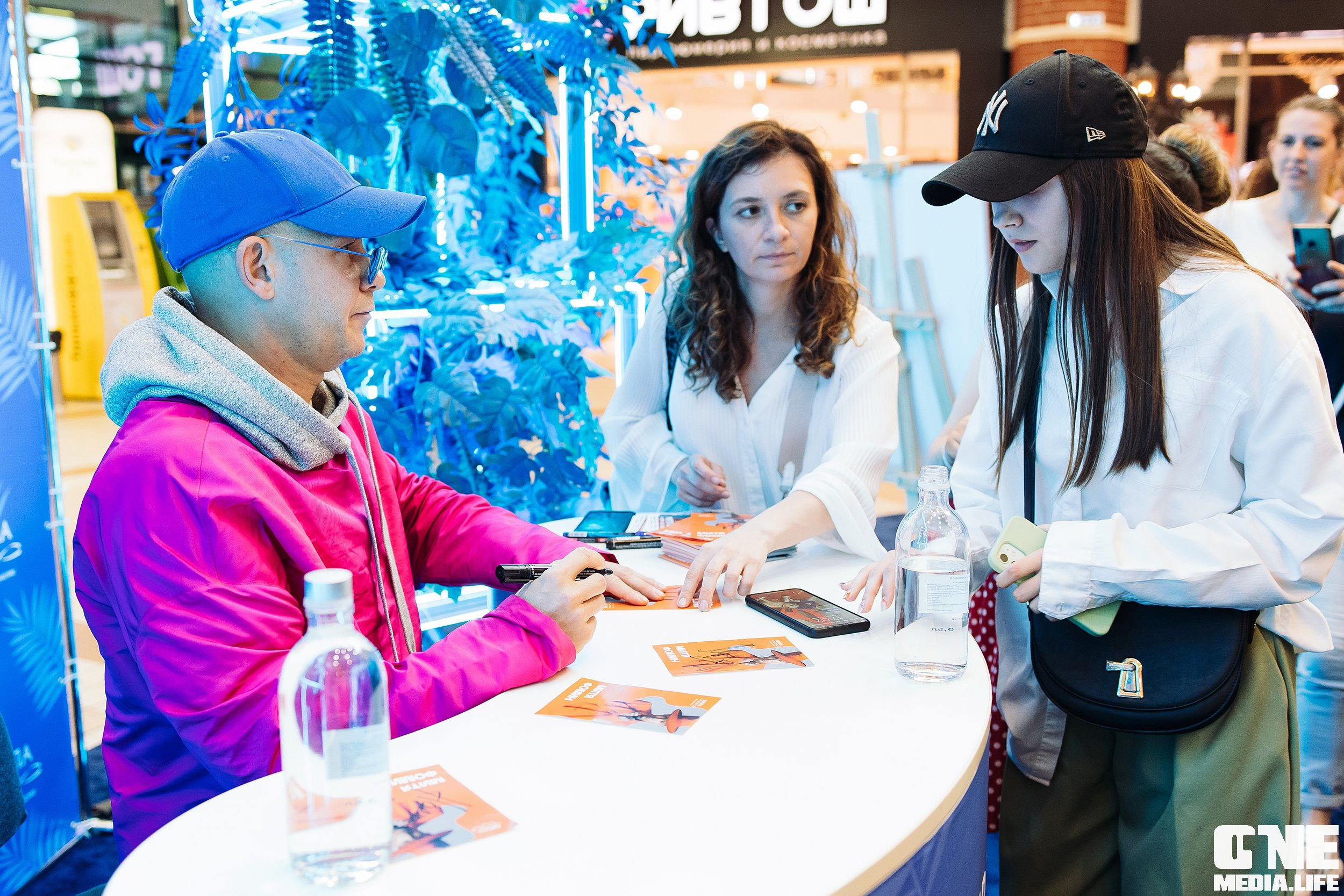 Автограф-сессия с Митей Фоминым. One Media Life: фоторепортажи, фотоотчеты с мероприятий и заведений