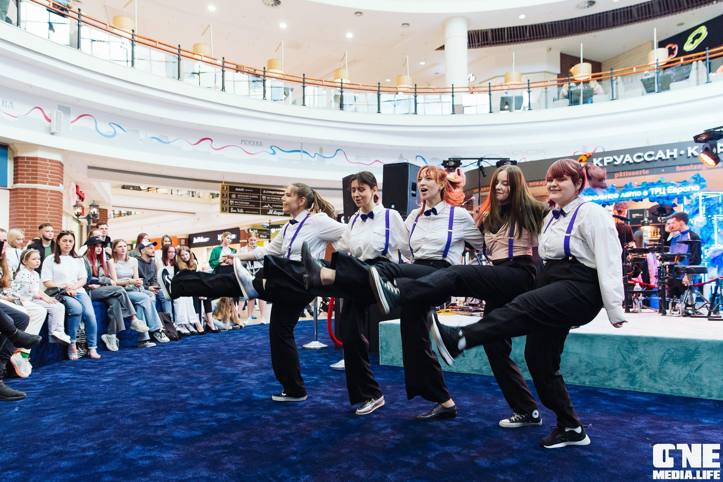 Фотоотчет с «Твой настоящий выпускной» в ТРЦ Европа. One Media Life: фоторепортажи, фотоотчеты с мероприятий и заведений