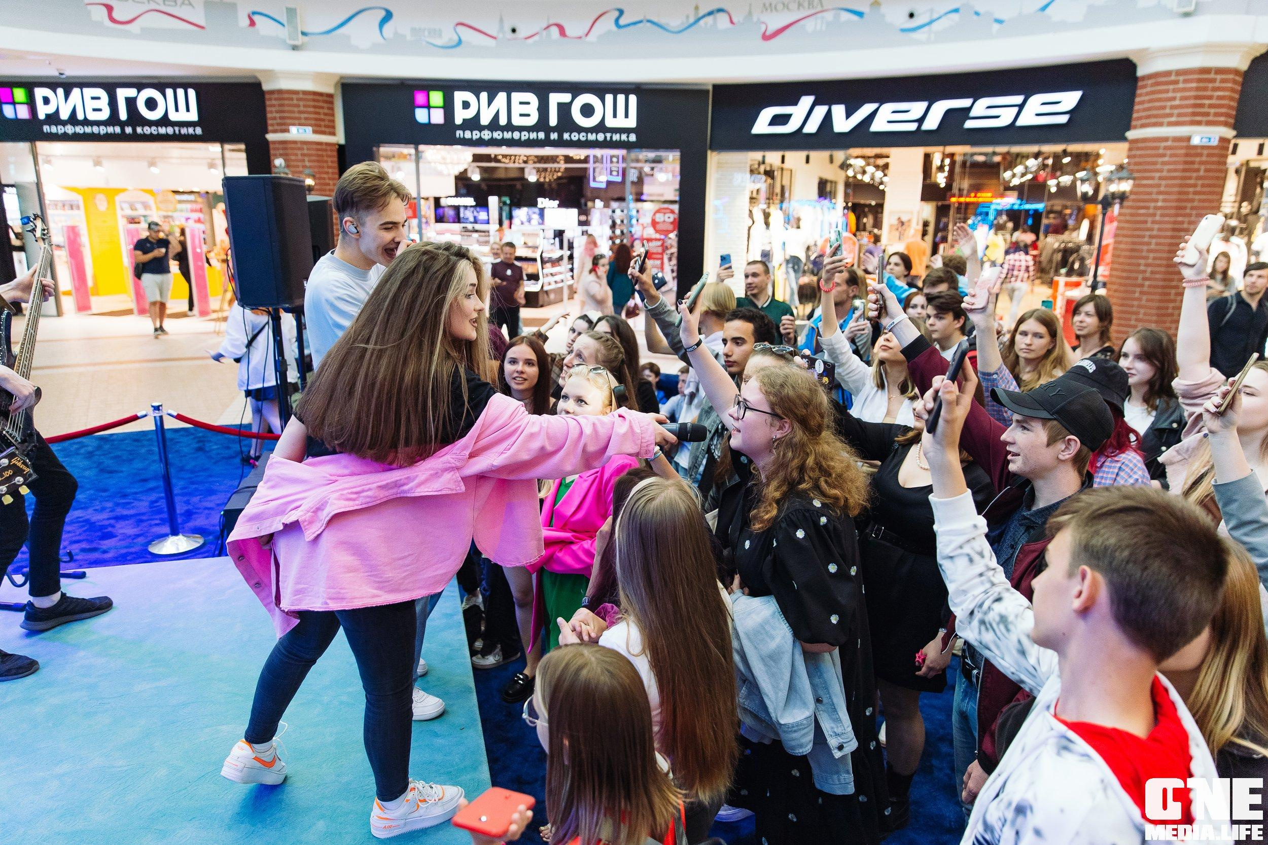 Фотоотчет с «Твой настоящий выпускной» в ТРЦ Европа. One Media Life: фоторепортажи, фотоотчеты с мероприятий и заведений