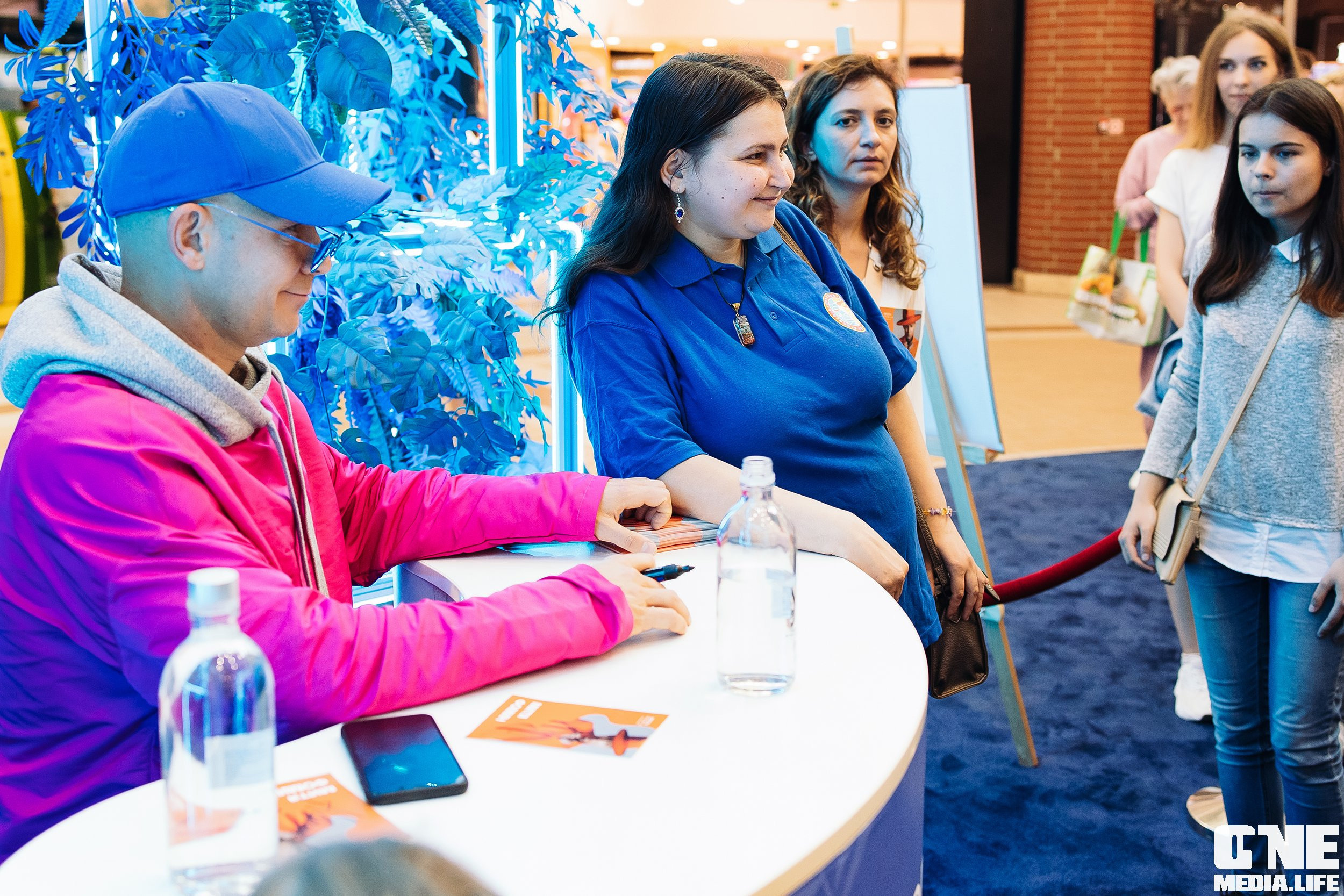 Автограф-сессия с Митей Фоминым. One Media Life: фоторепортажи, фотоотчеты с мероприятий и заведений