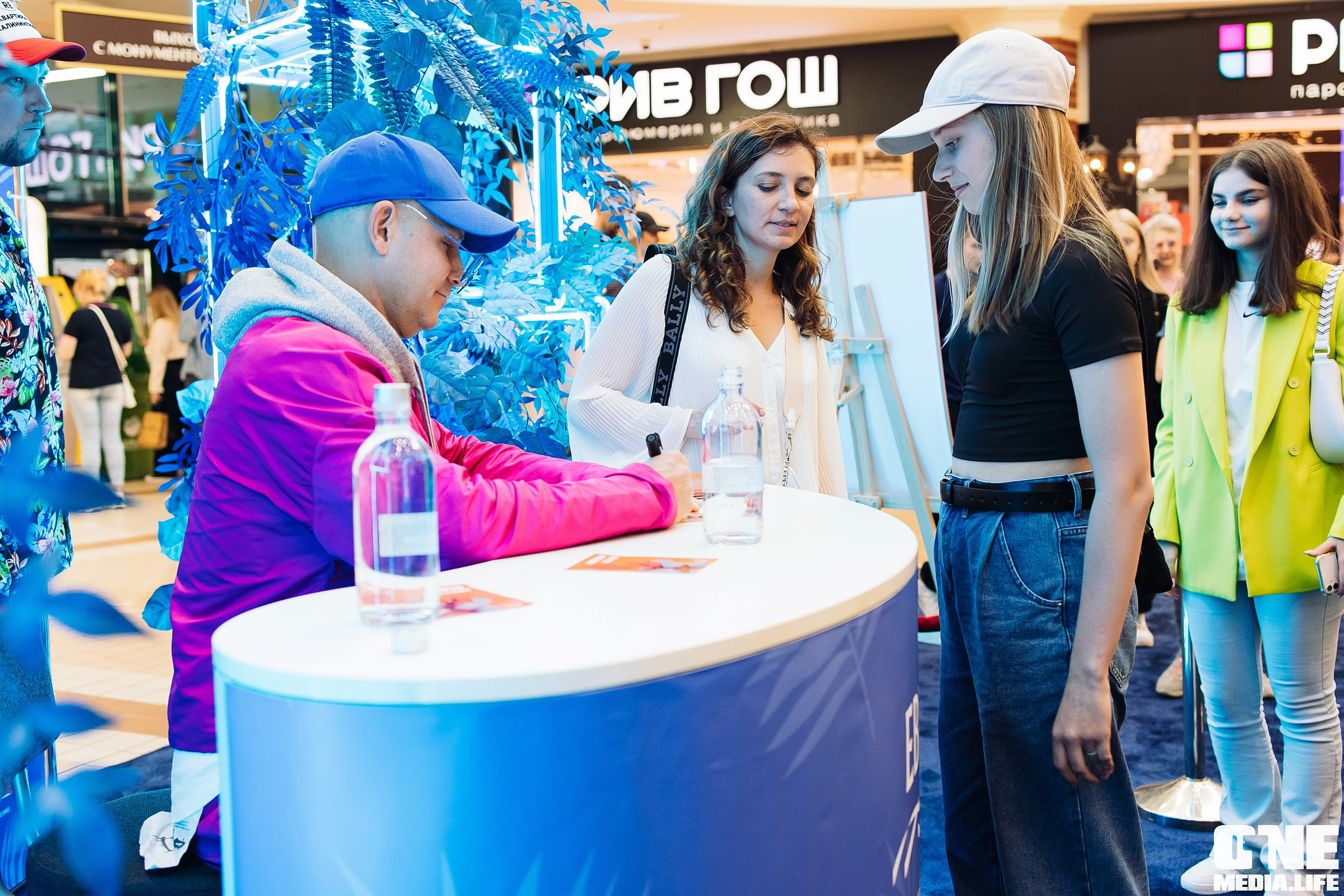 Автограф-сессия с Митей Фоминым. One Media Life: фоторепортажи, фотоотчеты с мероприятий и заведений