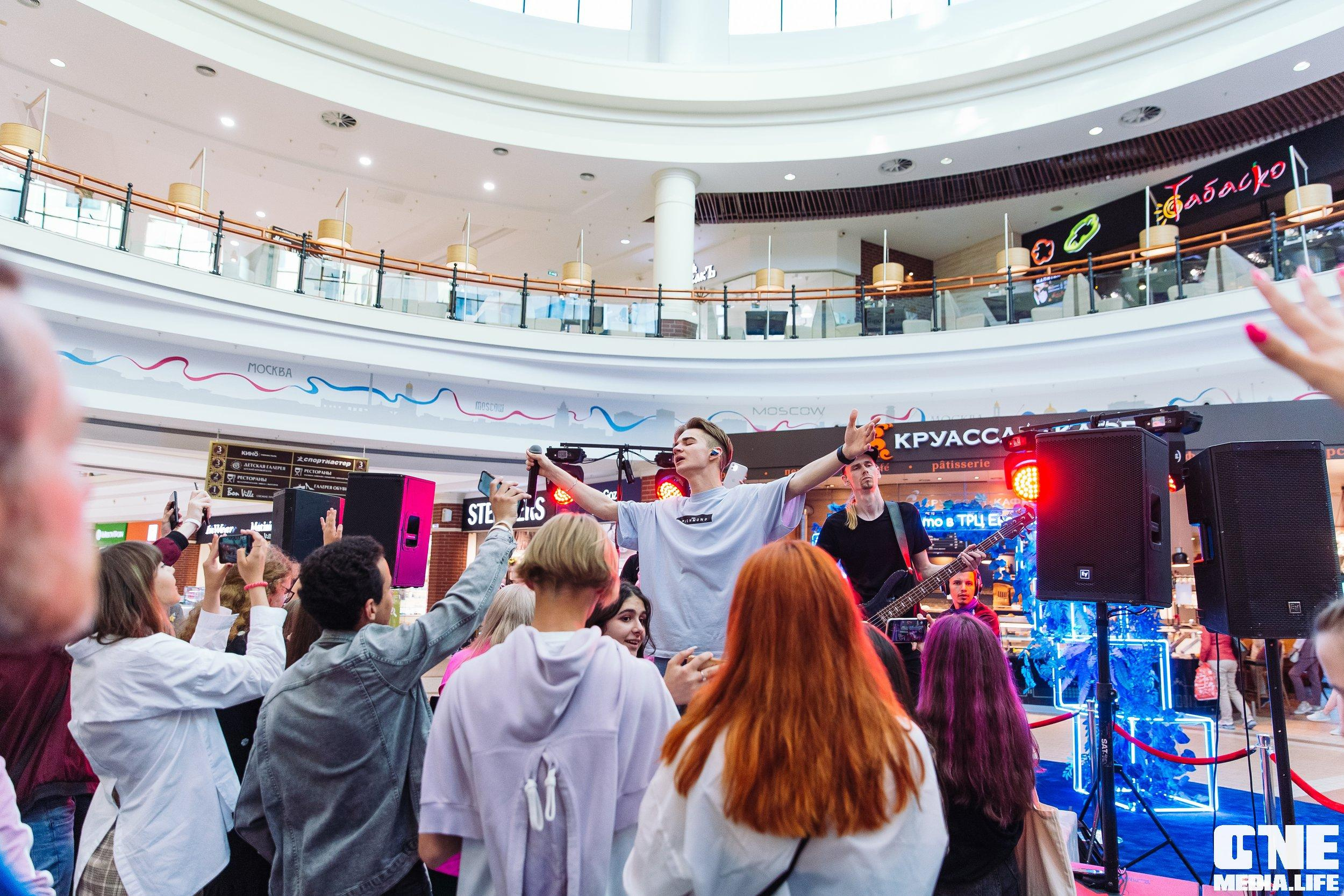 Фотоотчет с «Твой настоящий выпускной» в ТРЦ Европа. One Media Life: фоторепортажи, фотоотчеты с мероприятий и заведений