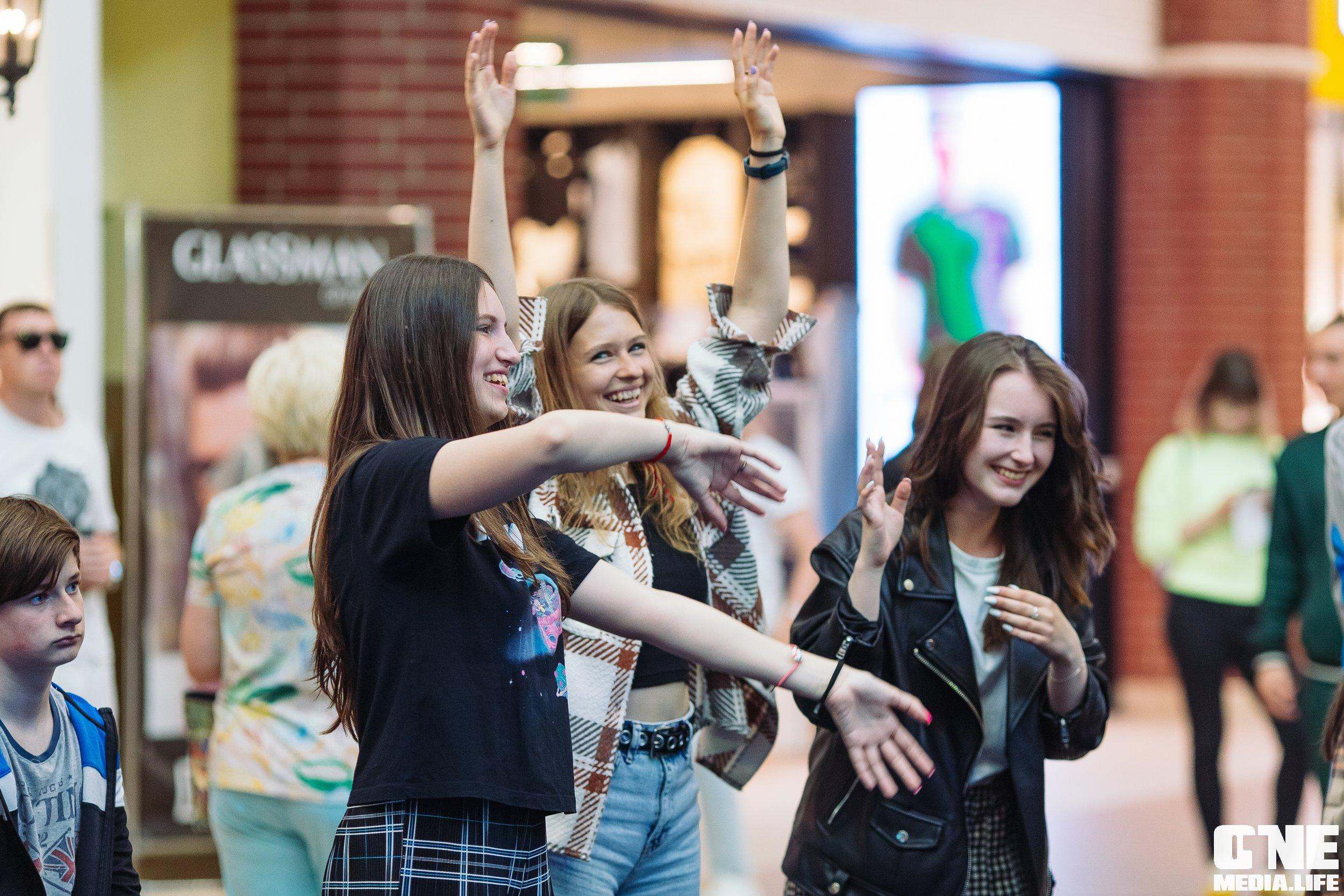 Фотоотчет с «Твой настоящий выпускной» в ТРЦ Европа. One Media Life: фоторепортажи, фотоотчеты с мероприятий и заведений