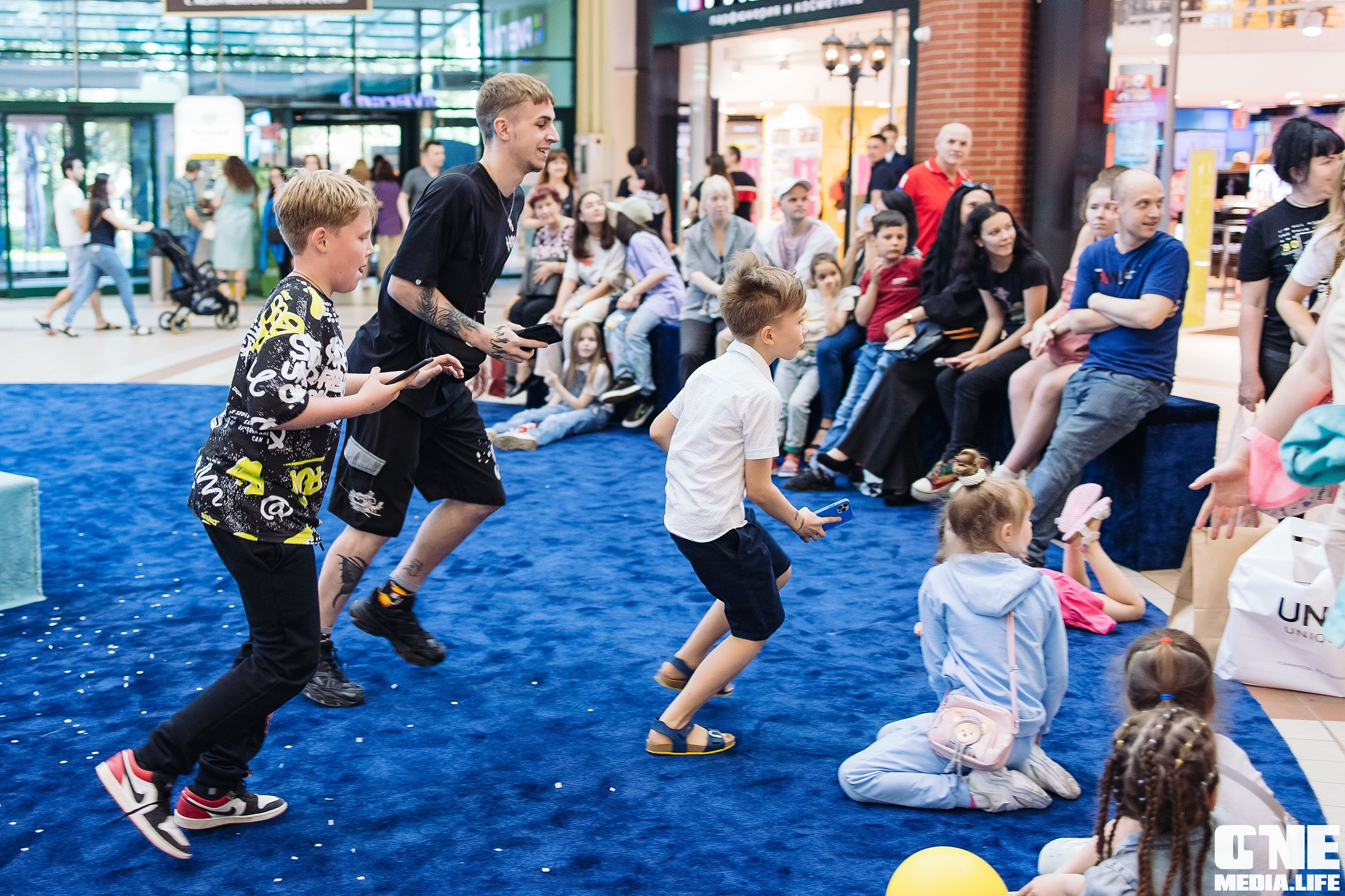 Автограф-сессия с Митей Фоминым. One Media Life: фоторепортажи, фотоотчеты с мероприятий и заведений