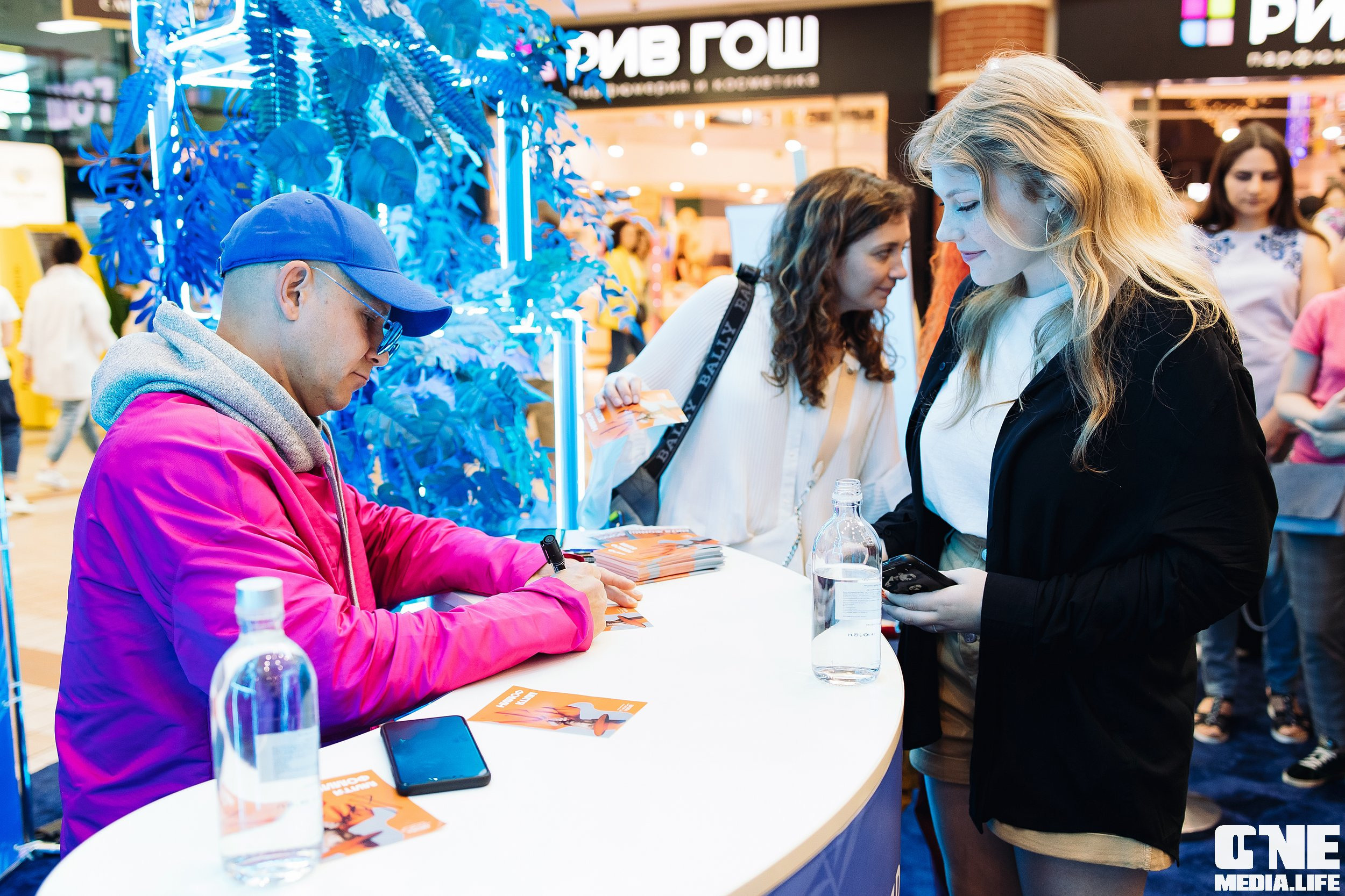 Автограф-сессия с Митей Фоминым. One Media Life: фоторепортажи, фотоотчеты с мероприятий и заведений