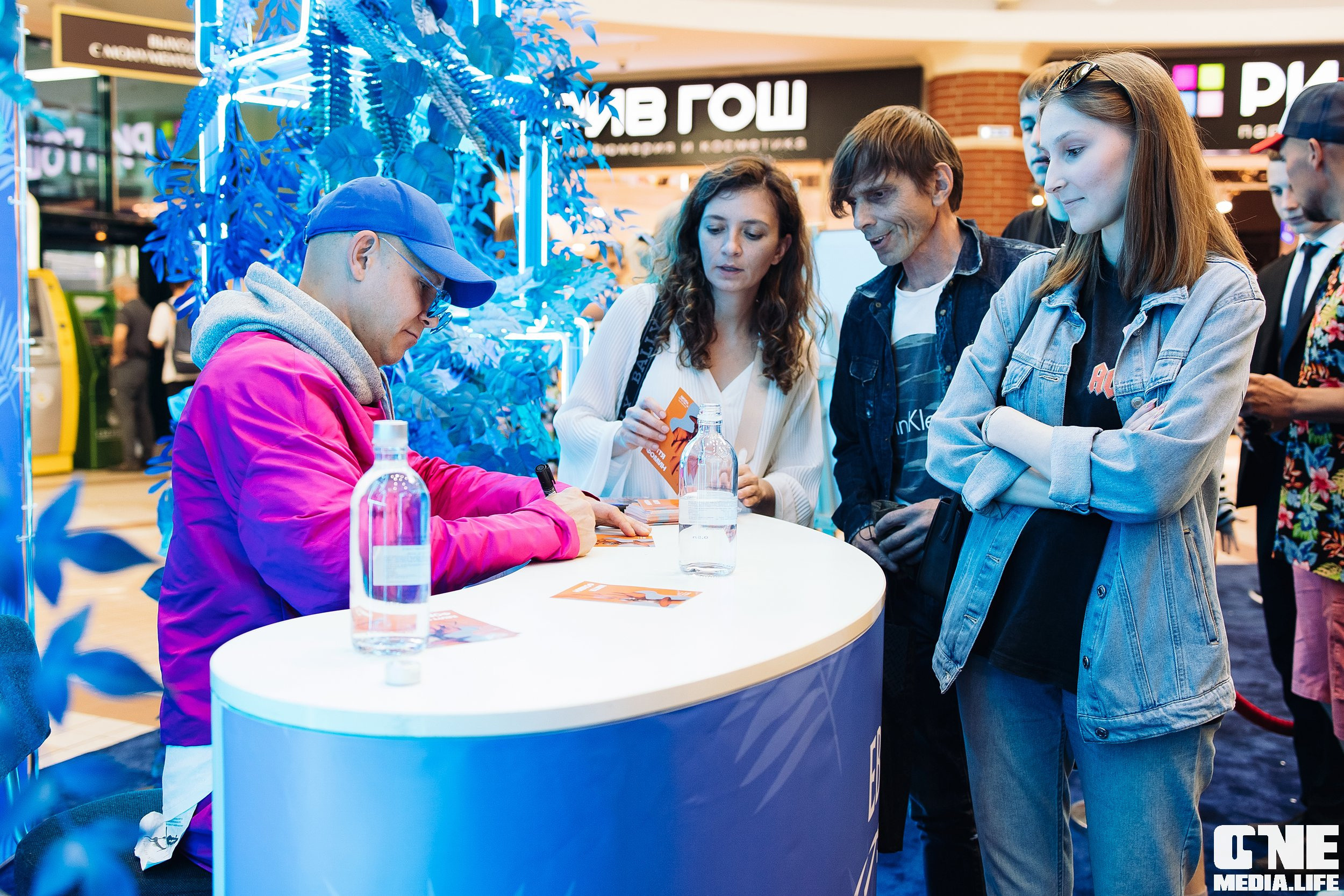 Автограф-сессия с Митей Фоминым. One Media Life: фоторепортажи, фотоотчеты с мероприятий и заведений