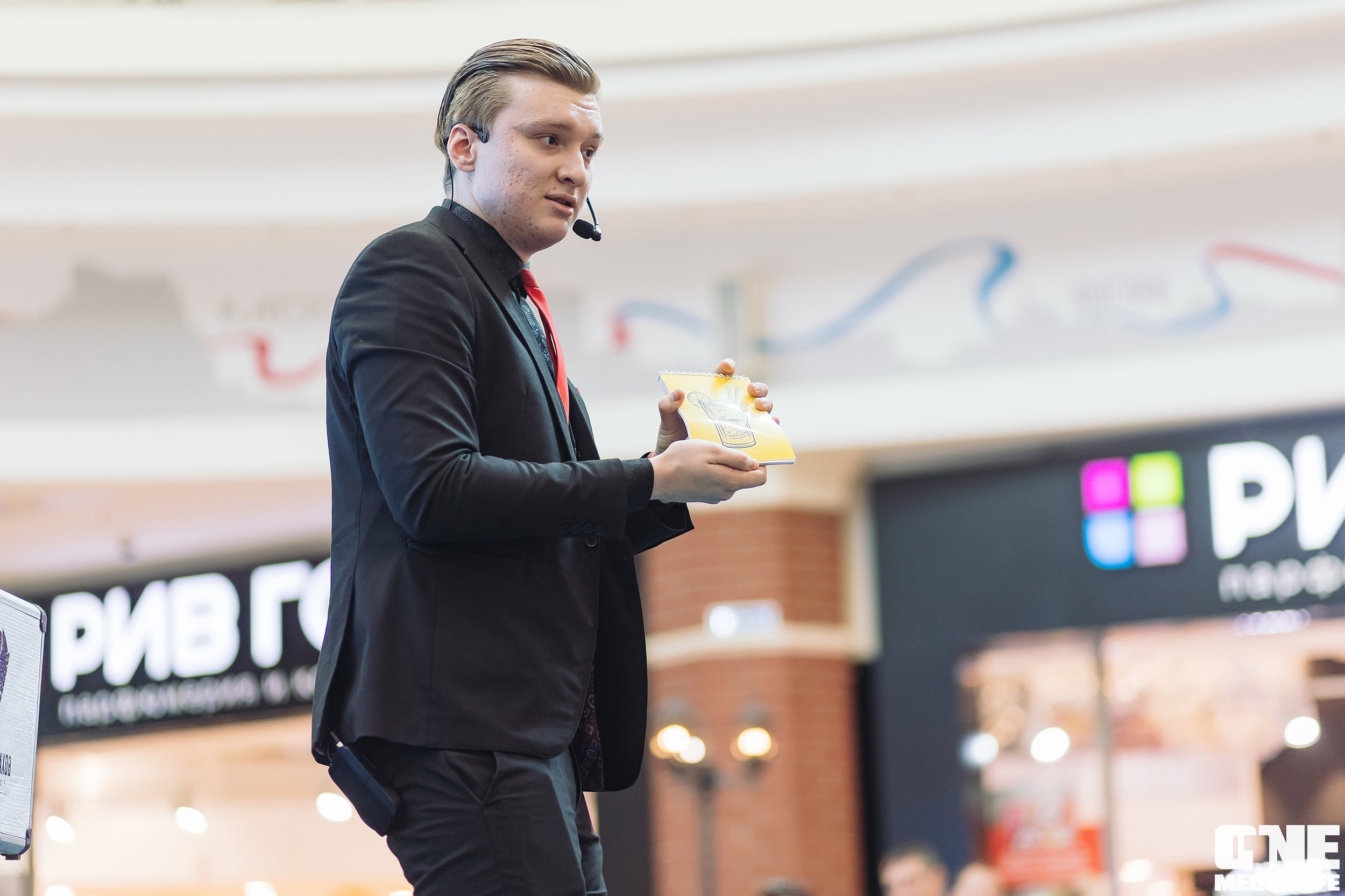 Автограф-сессия с Митей Фоминым. One Media Life: фоторепортажи, фотоотчеты с мероприятий и заведений