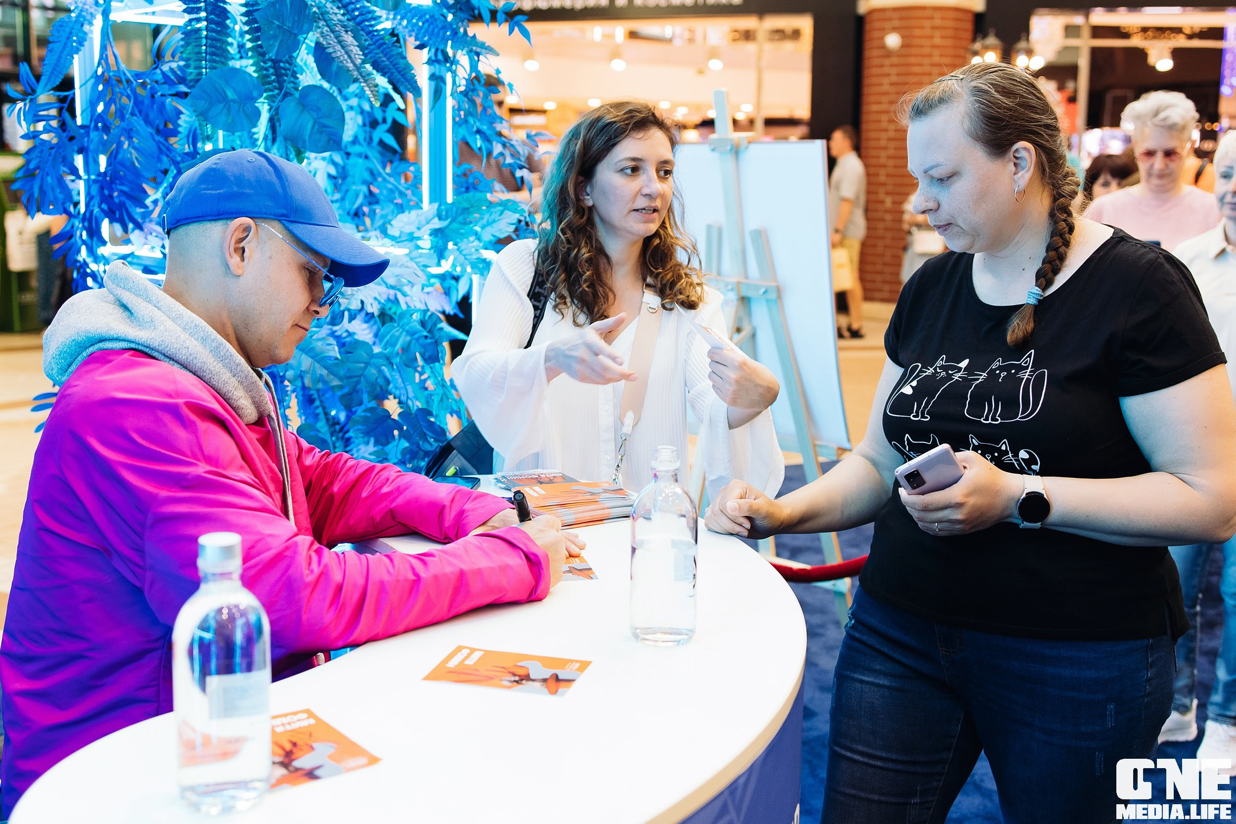 Автограф-сессия с Митей Фоминым. One Media Life: фоторепортажи, фотоотчеты с мероприятий и заведений