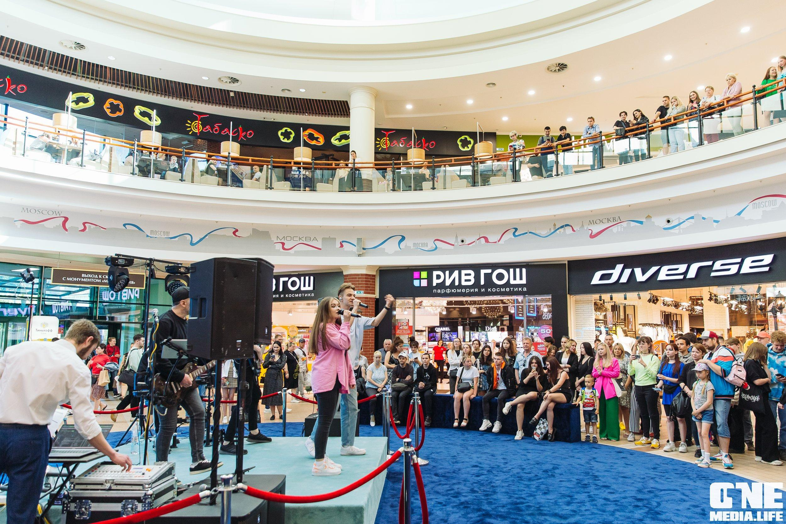 Фотоотчет с «Твой настоящий выпускной» в ТРЦ Европа. One Media Life: фоторепортажи, фотоотчеты с мероприятий и заведений
