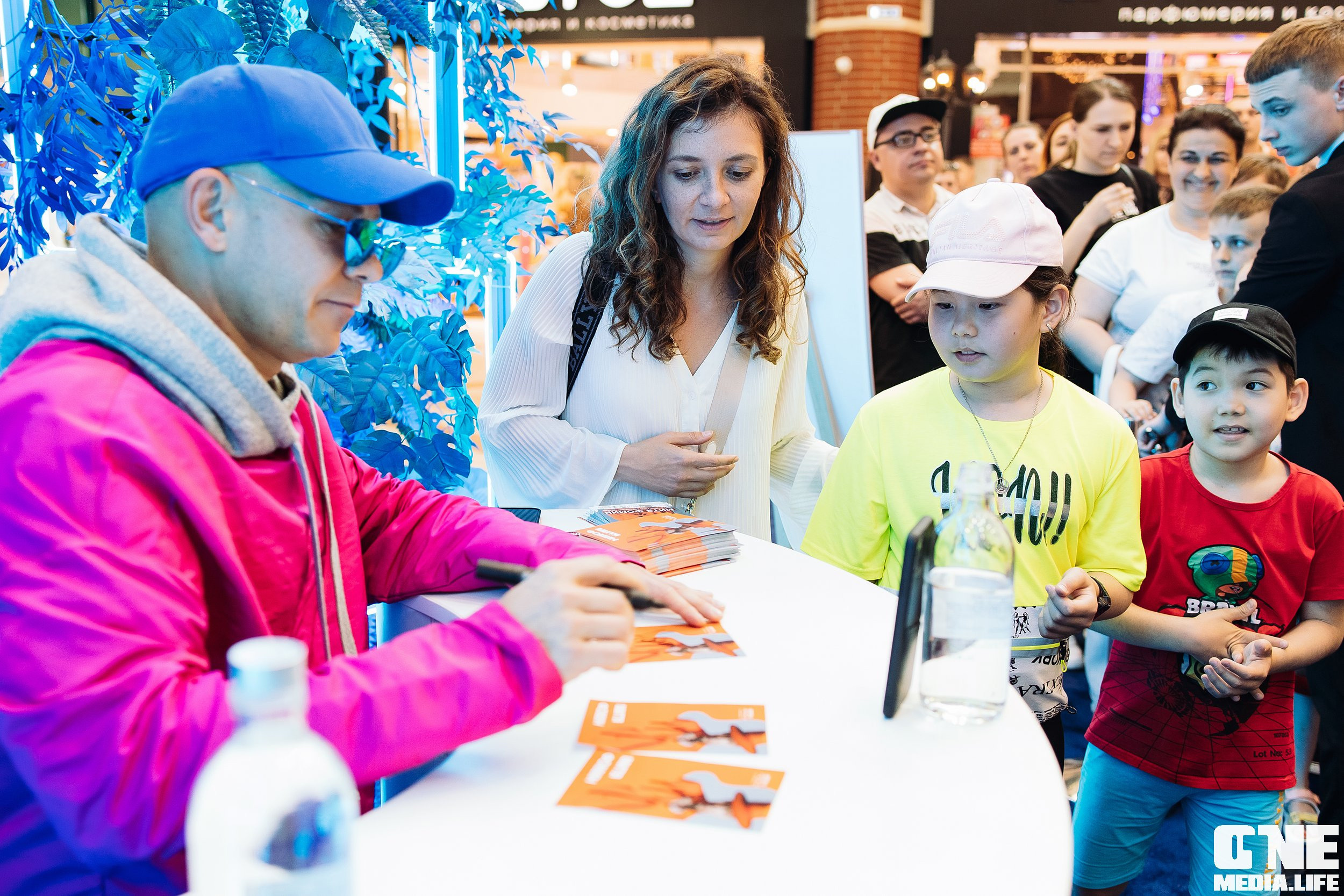 Автограф-сессия с Митей Фоминым. One Media Life: фоторепортажи, фотоотчеты с мероприятий и заведений