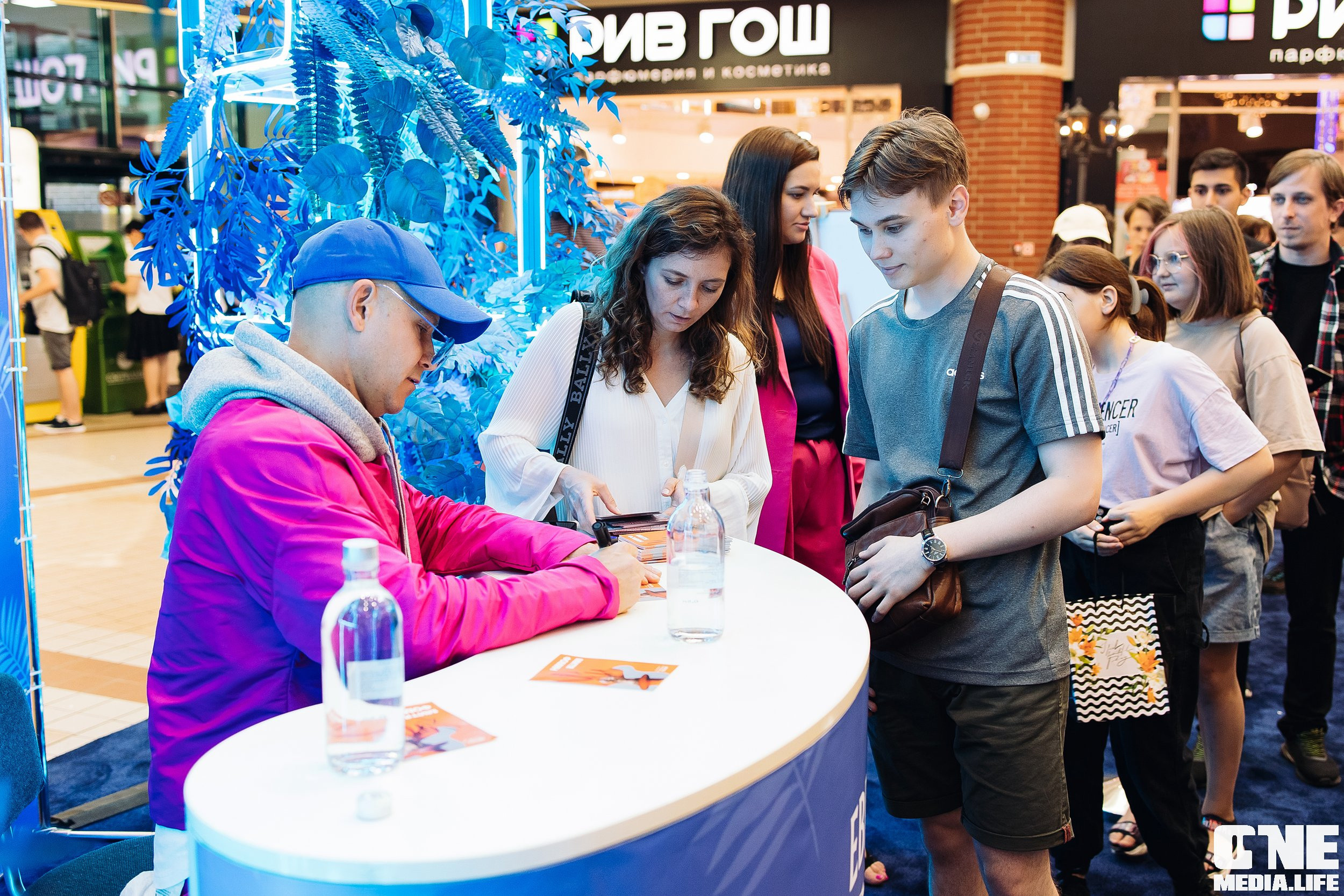 Автограф-сессия с Митей Фоминым. One Media Life: фоторепортажи, фотоотчеты с мероприятий и заведений