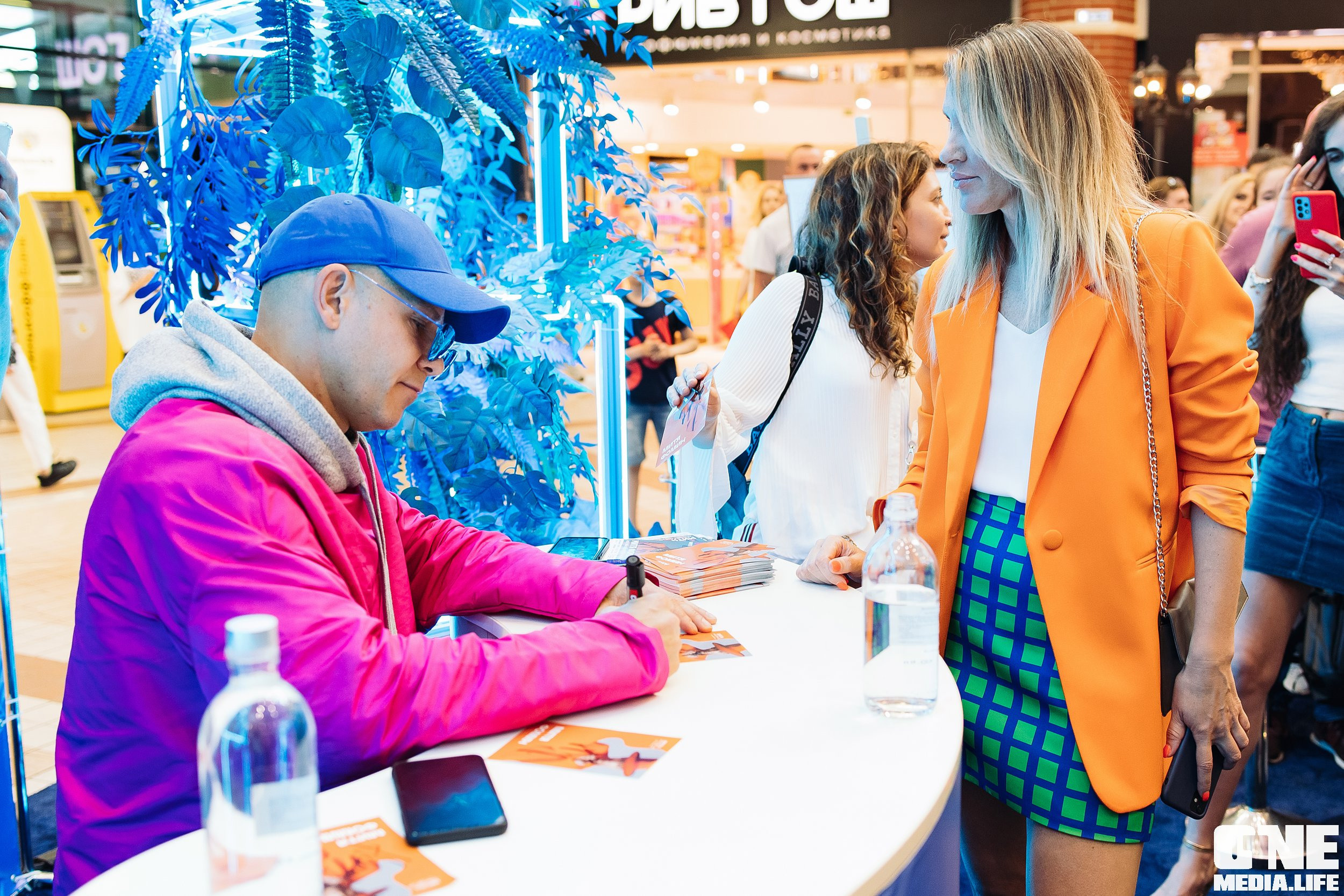 Автограф-сессия с Митей Фоминым. One Media Life: фоторепортажи, фотоотчеты с мероприятий и заведений