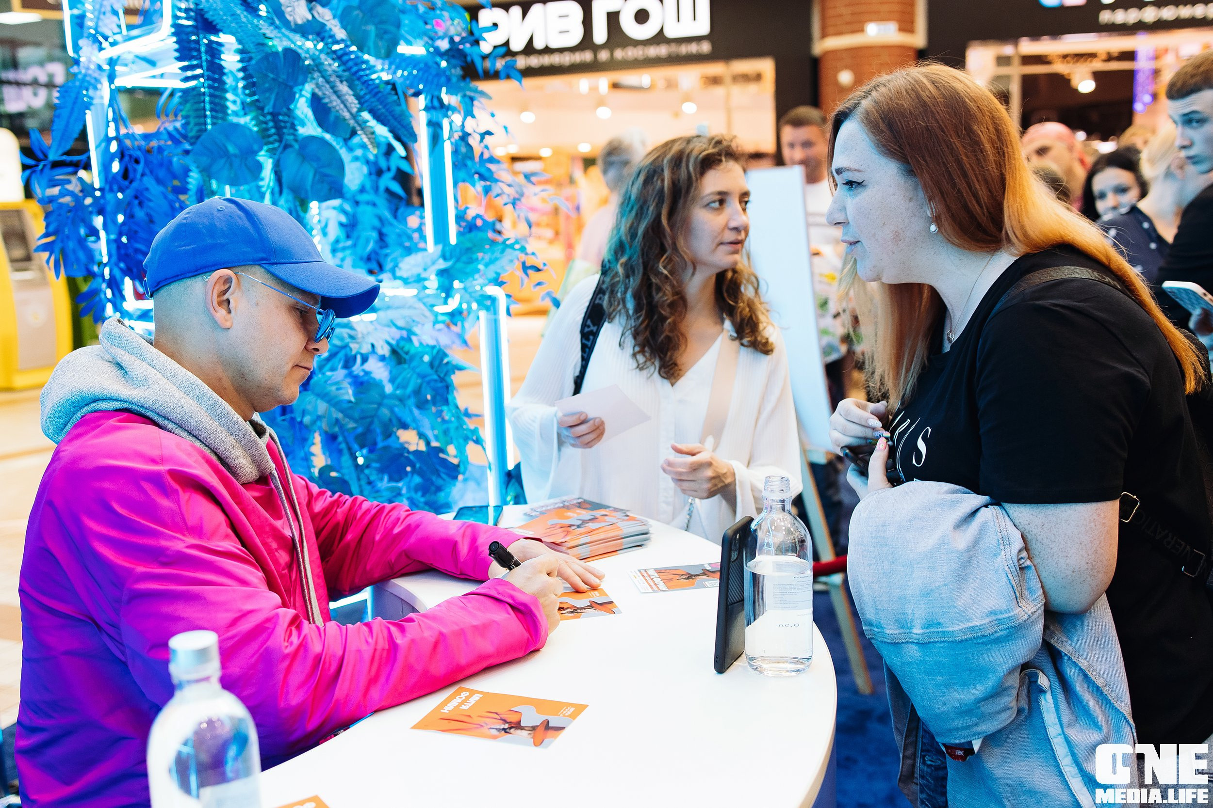 Автограф-сессия с Митей Фоминым. One Media Life: фоторепортажи, фотоотчеты с мероприятий и заведений