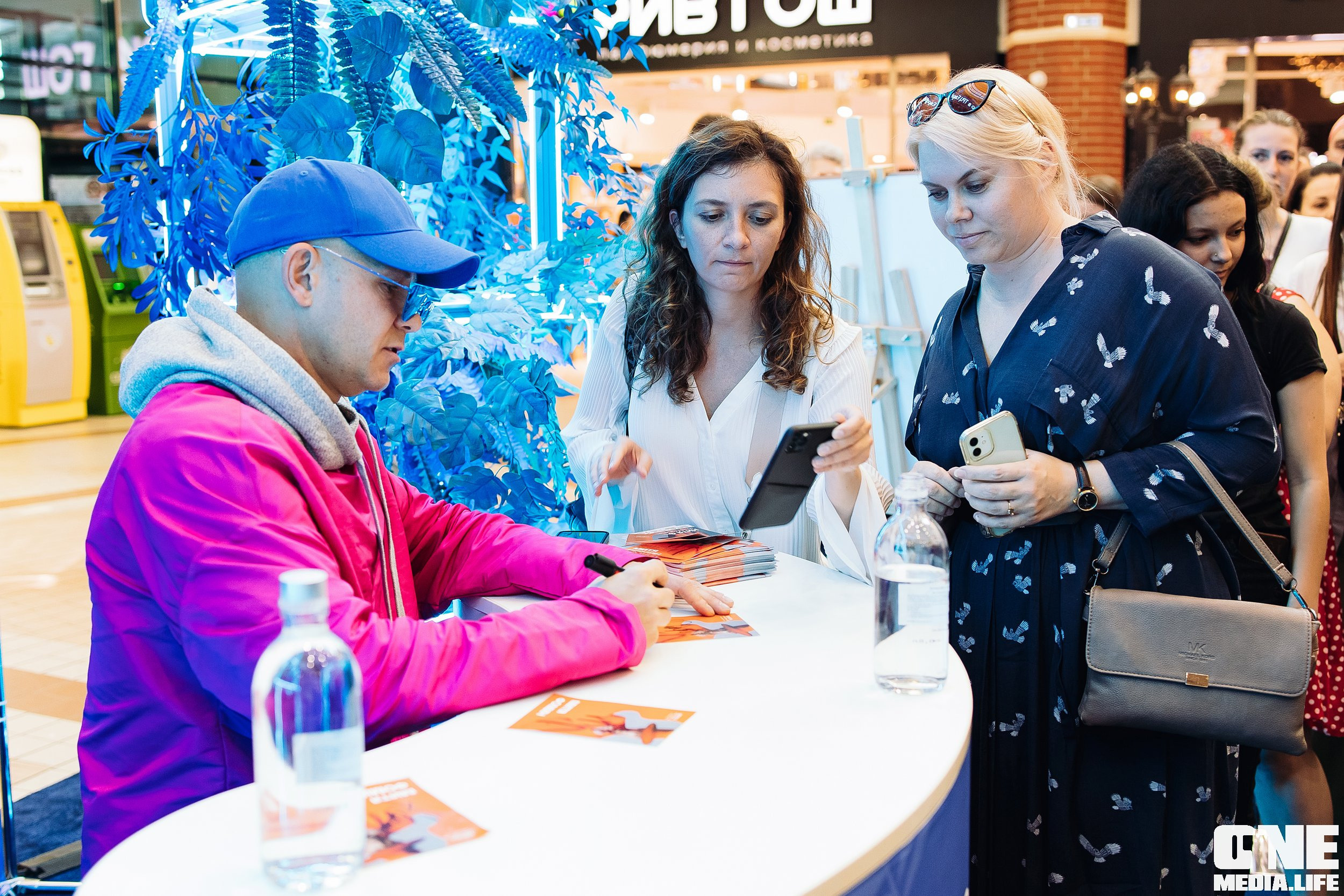 Автограф-сессия с Митей Фоминым. One Media Life: фоторепортажи, фотоотчеты с мероприятий и заведений