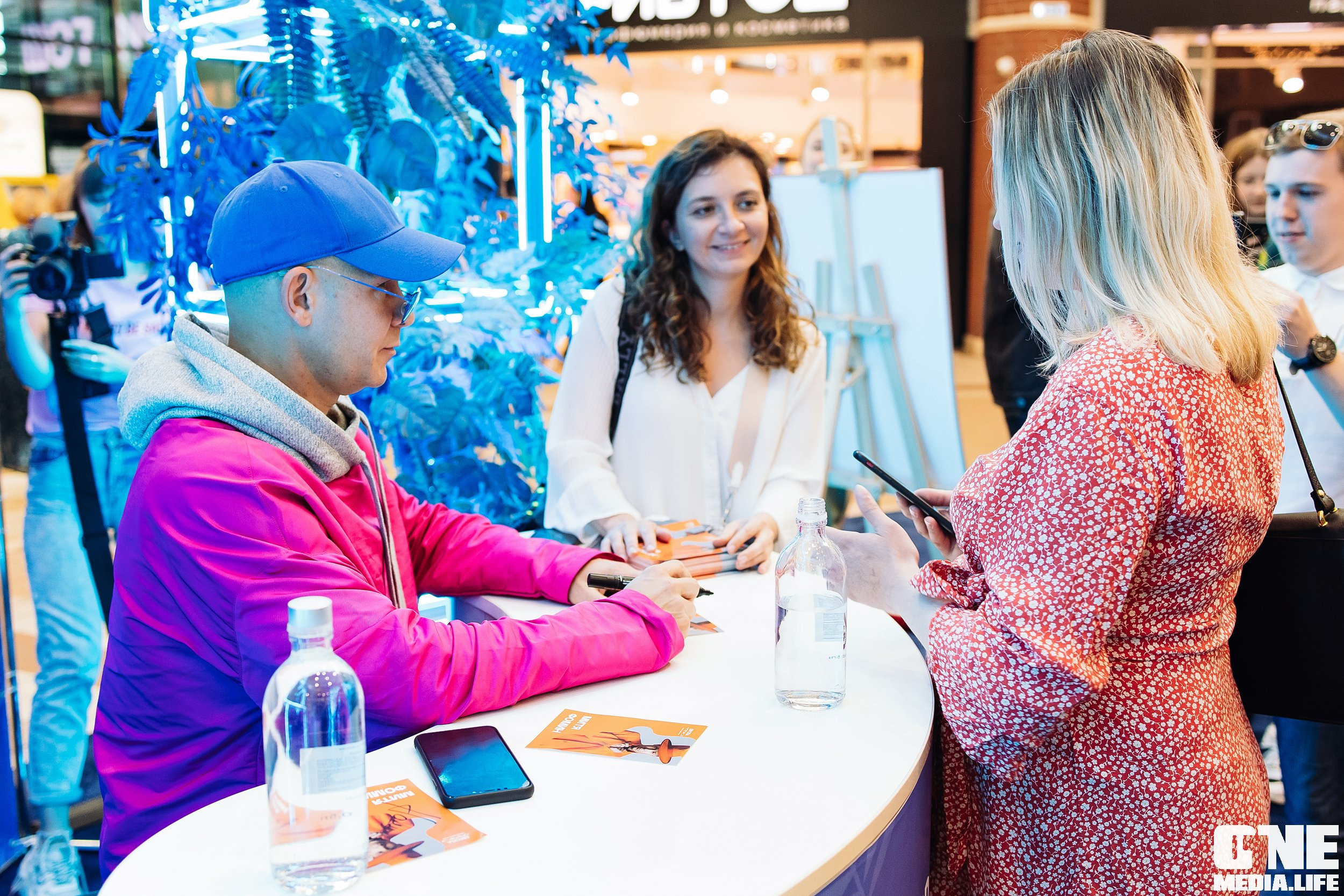 Автограф-сессия с Митей Фоминым. One Media Life: фоторепортажи, фотоотчеты с мероприятий и заведений