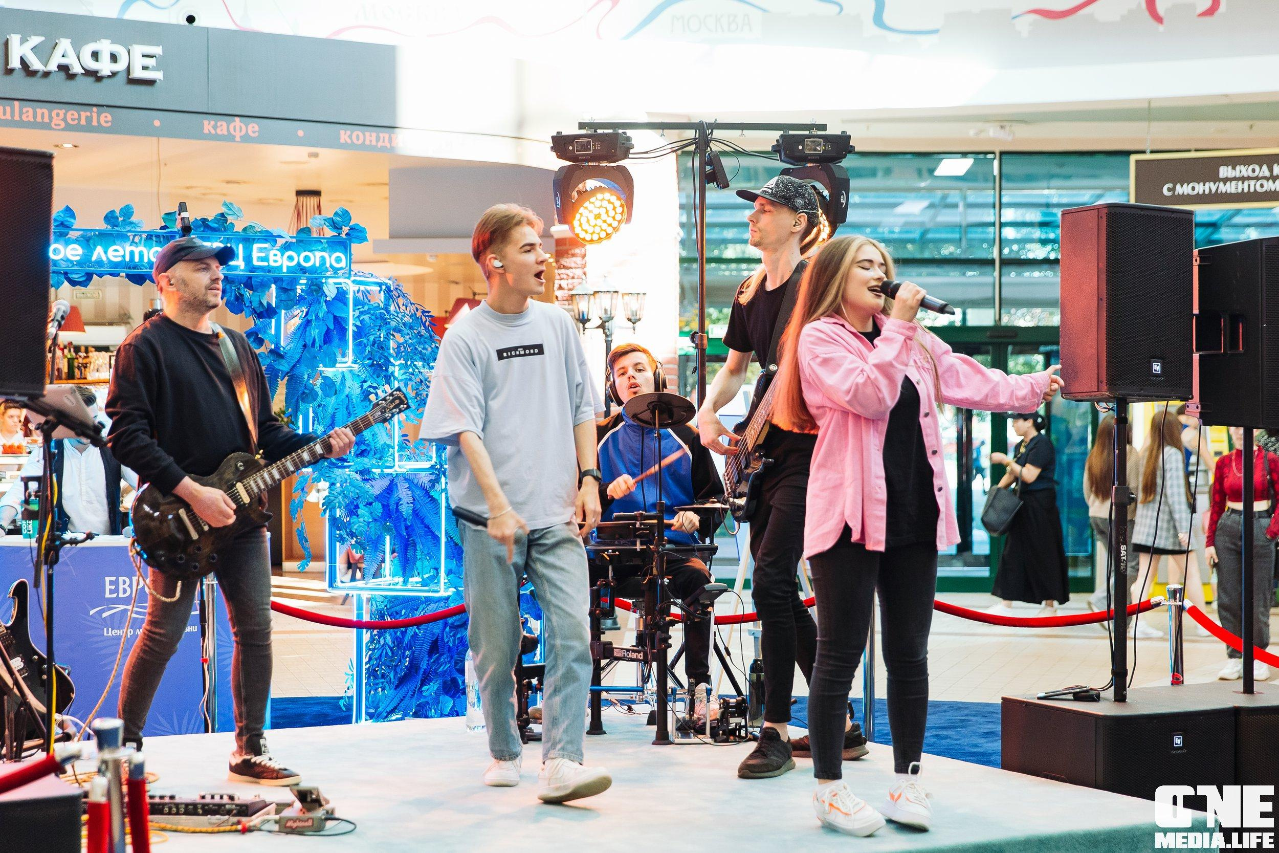 Фотоотчет с «Твой настоящий выпускной» в ТРЦ Европа. One Media Life: фоторепортажи, фотоотчеты с мероприятий и заведений