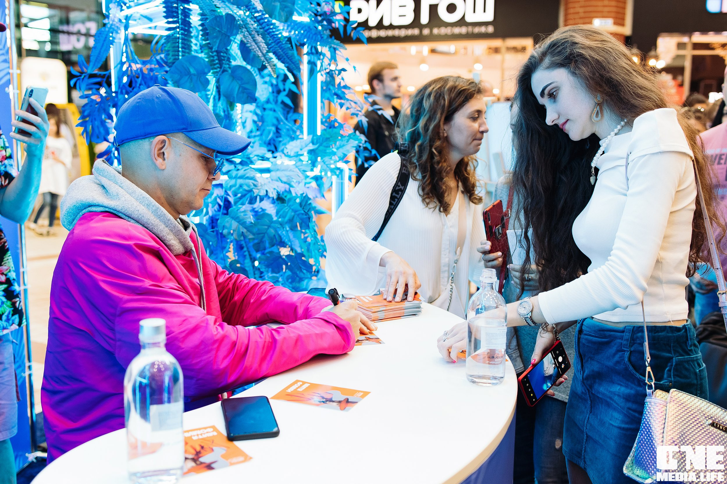 Автограф-сессия с Митей Фоминым. One Media Life: фоторепортажи, фотоотчеты с мероприятий и заведений