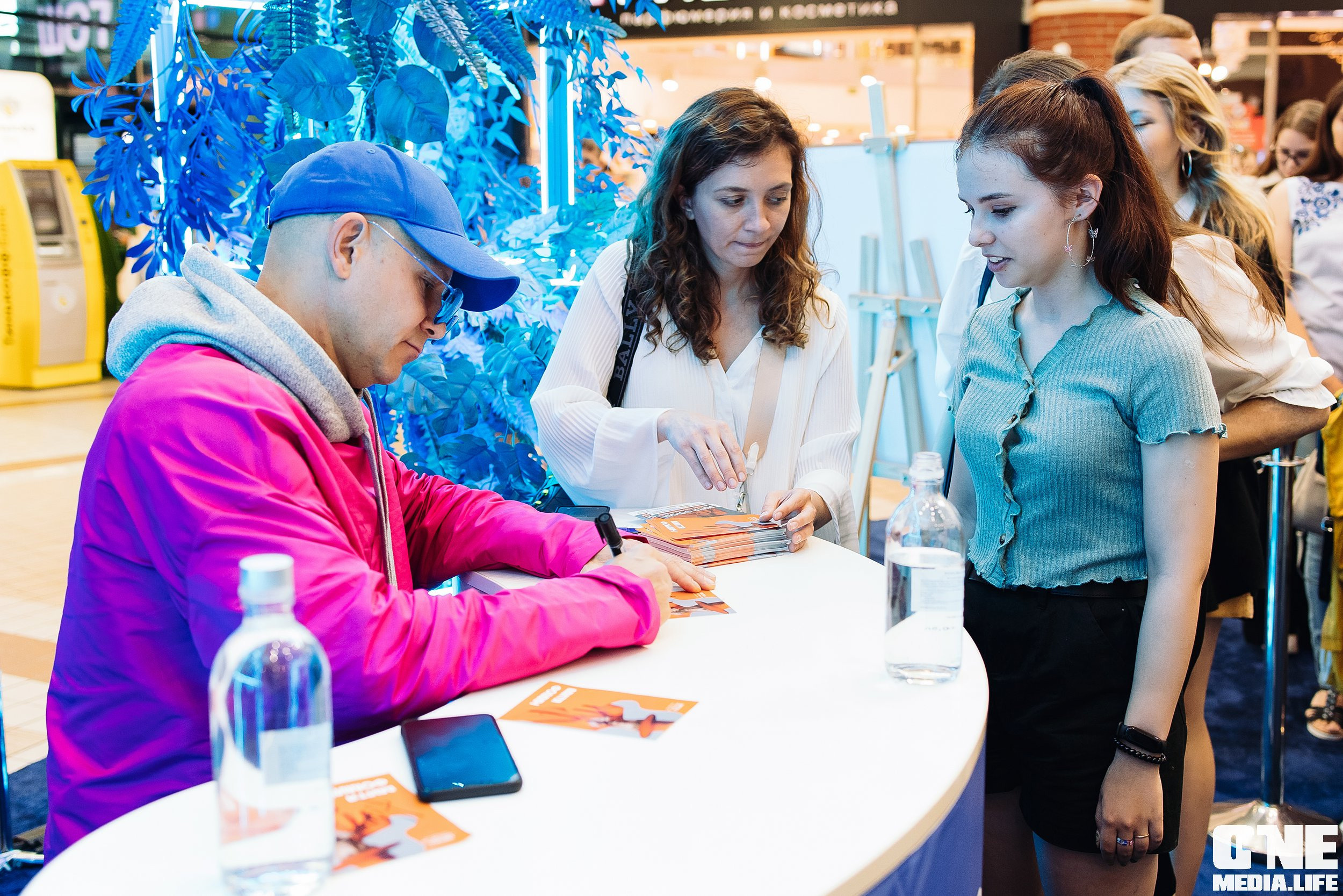 Автограф-сессия с Митей Фоминым. One Media Life: фоторепортажи, фотоотчеты с мероприятий и заведений