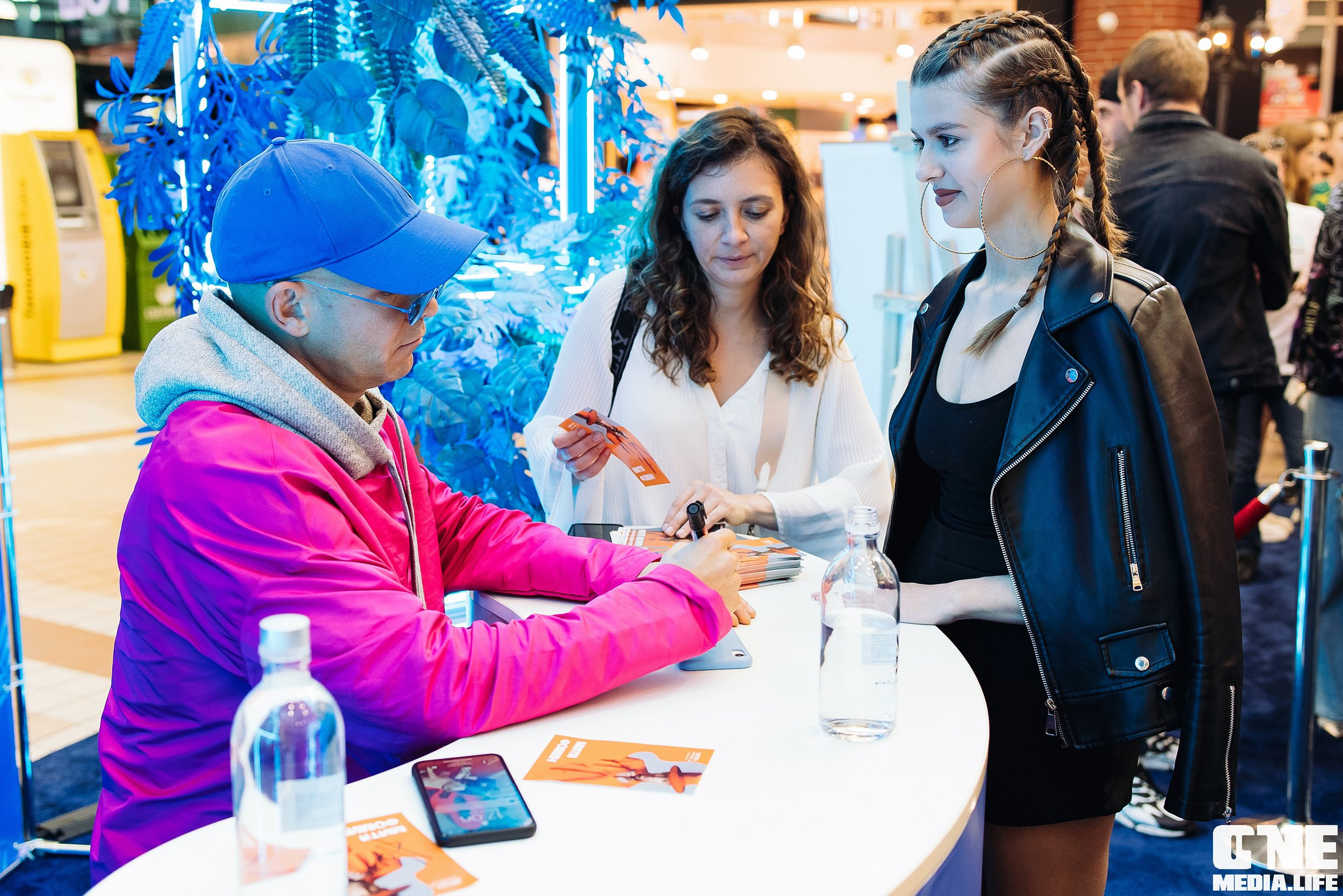 Автограф-сессия с Митей Фоминым. One Media Life: фоторепортажи, фотоотчеты с мероприятий и заведений