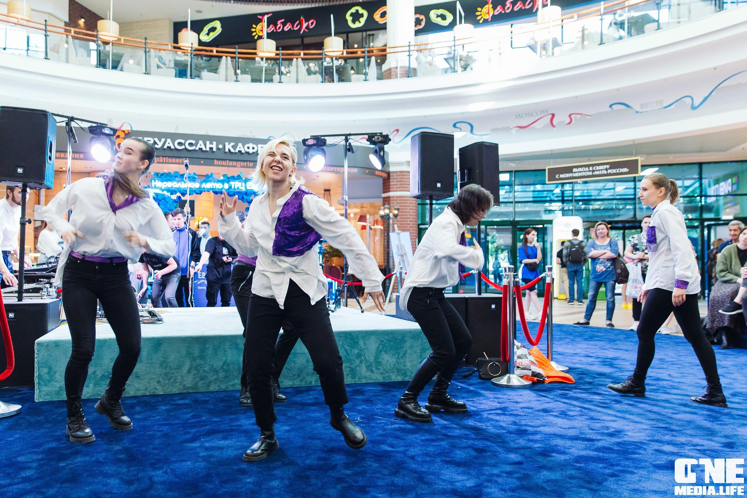 Фотоотчет с «Твой настоящий выпускной» в ТРЦ Европа. One Media Life: фоторепортажи, фотоотчеты с мероприятий и заведений