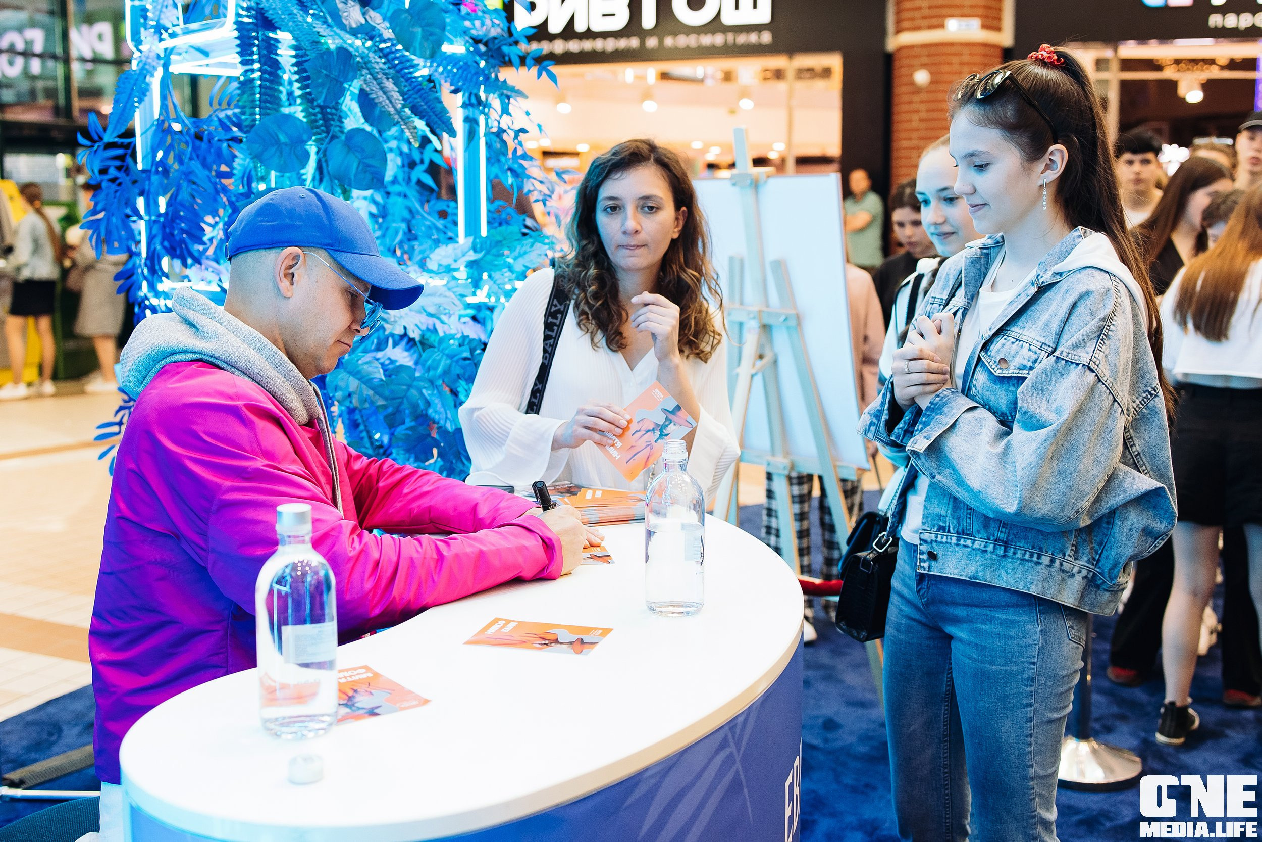 Автограф-сессия с Митей Фоминым. One Media Life: фоторепортажи, фотоотчеты с мероприятий и заведений