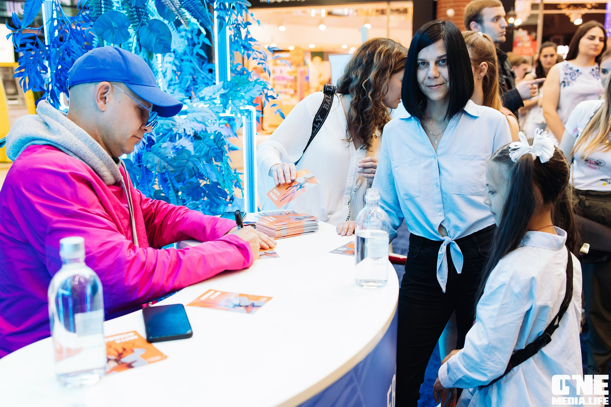 Автограф-сессия с Митей Фоминым. One Media Life: фоторепортажи, фотоотчеты с мероприятий и заведений