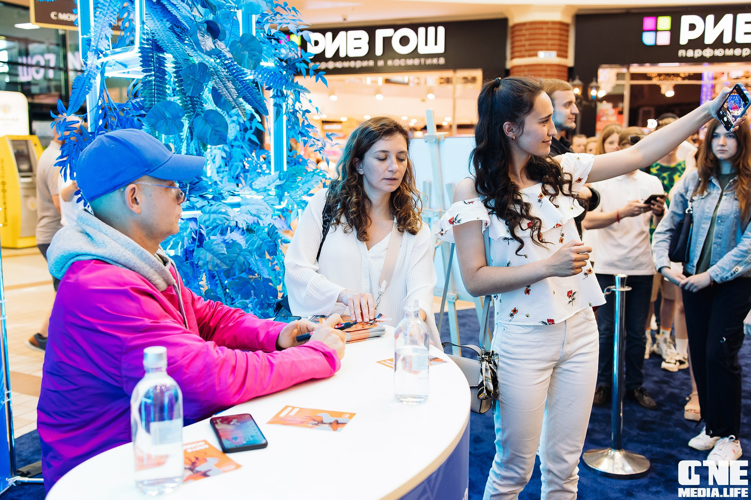 Автограф-сессия с Митей Фоминым. One Media Life: фоторепортажи, фотоотчеты с мероприятий и заведений