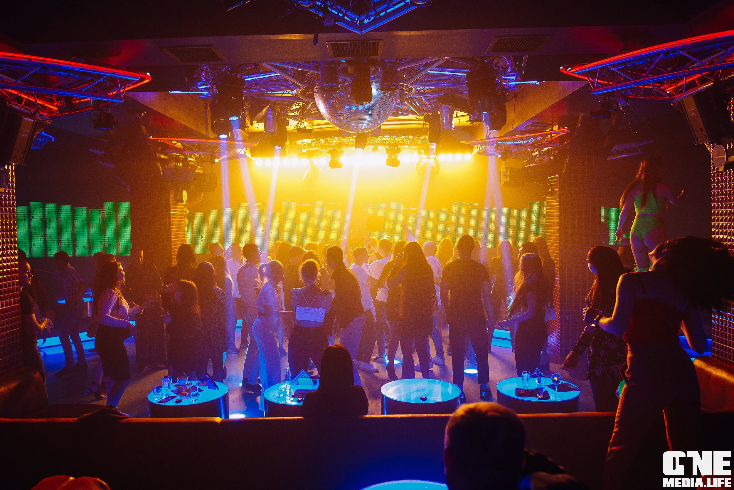 Фототчет из ночного клуба Планета. One Media Life: фоторепортажи, фотоотчеты с мероприятий и заведений