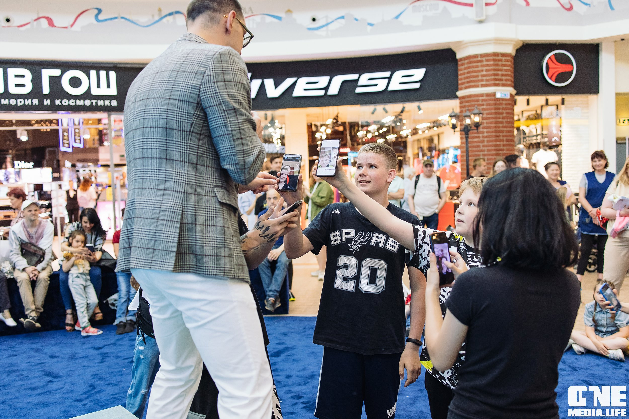 Автограф-сессия с Митей Фоминым. One Media Life: фоторепортажи, фотоотчеты с мероприятий и заведений