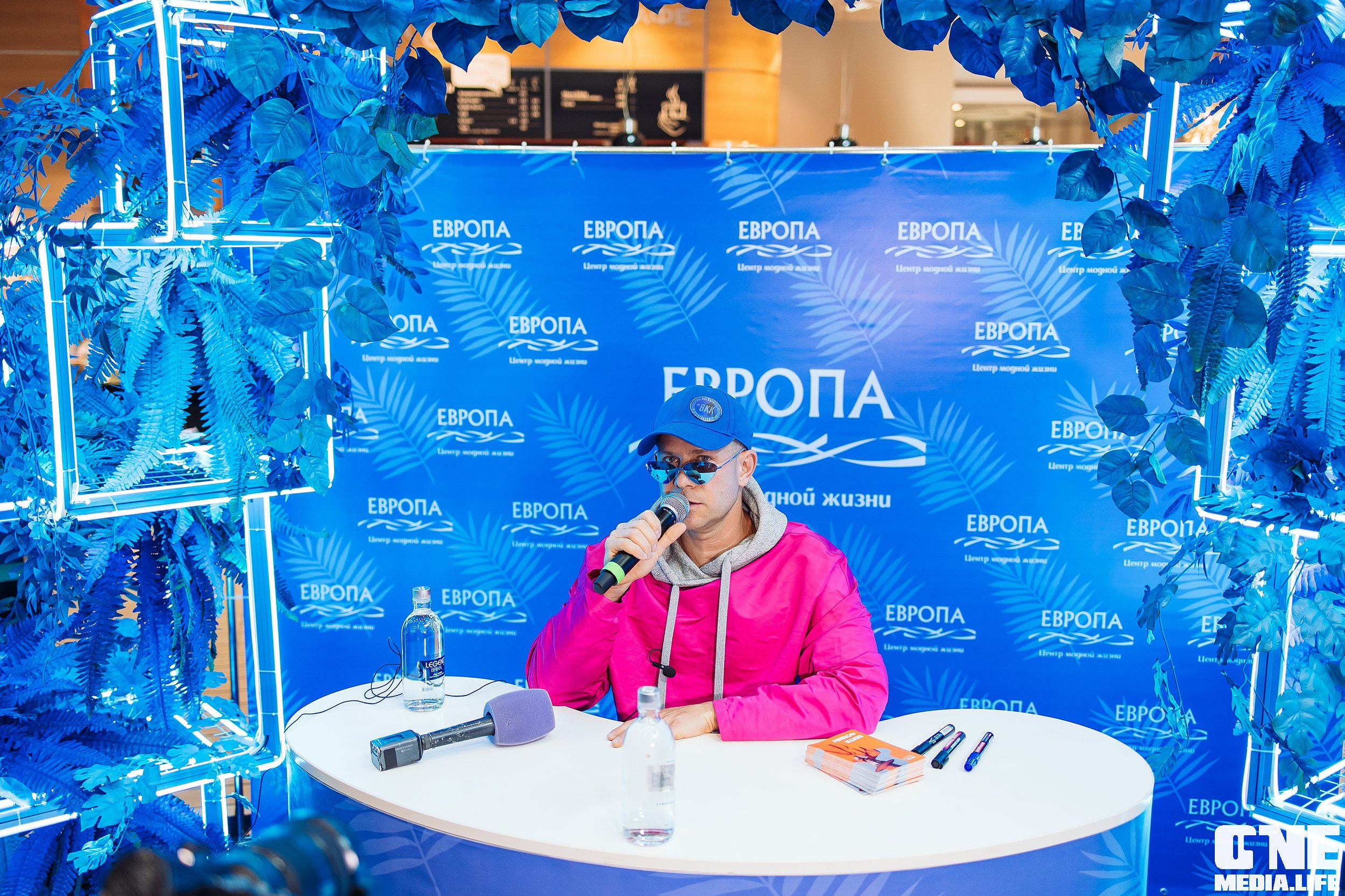 Автограф-сессия с Митей Фоминым. One Media Life: фоторепортажи, фотоотчеты с мероприятий и заведений