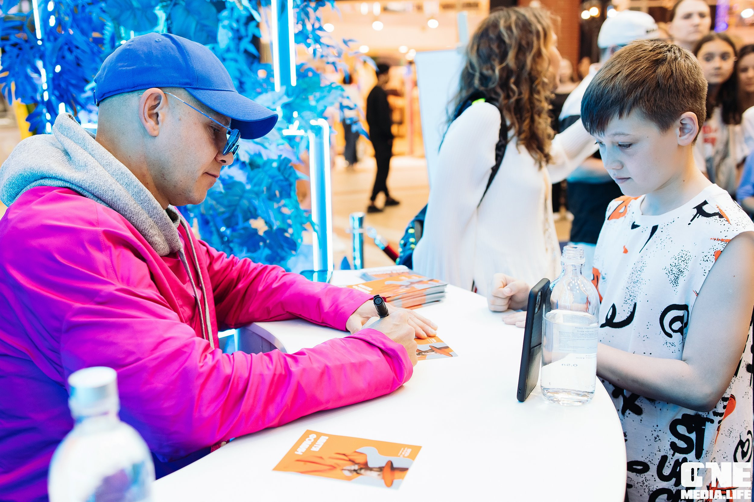 Автограф-сессия с Митей Фоминым. One Media Life: фоторепортажи, фотоотчеты с мероприятий и заведений