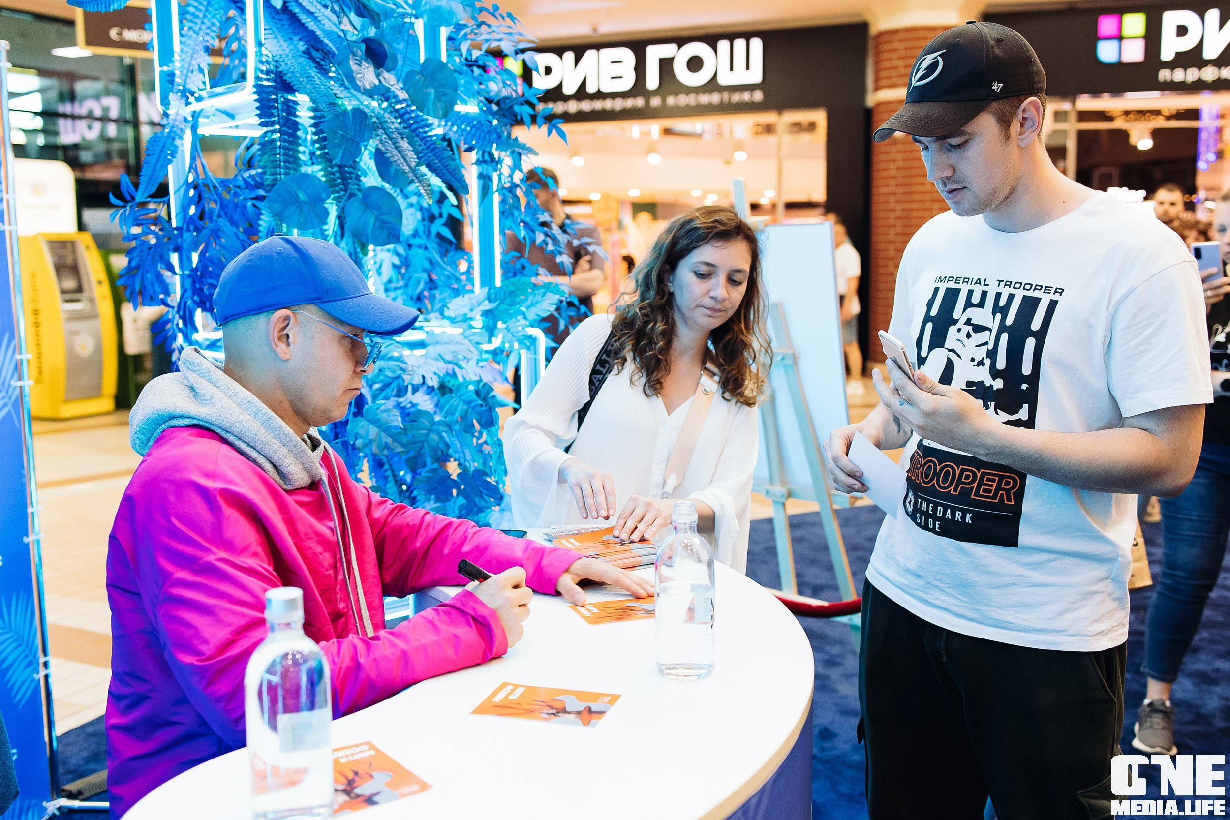 Автограф-сессия с Митей Фоминым. One Media Life: фоторепортажи, фотоотчеты с мероприятий и заведений