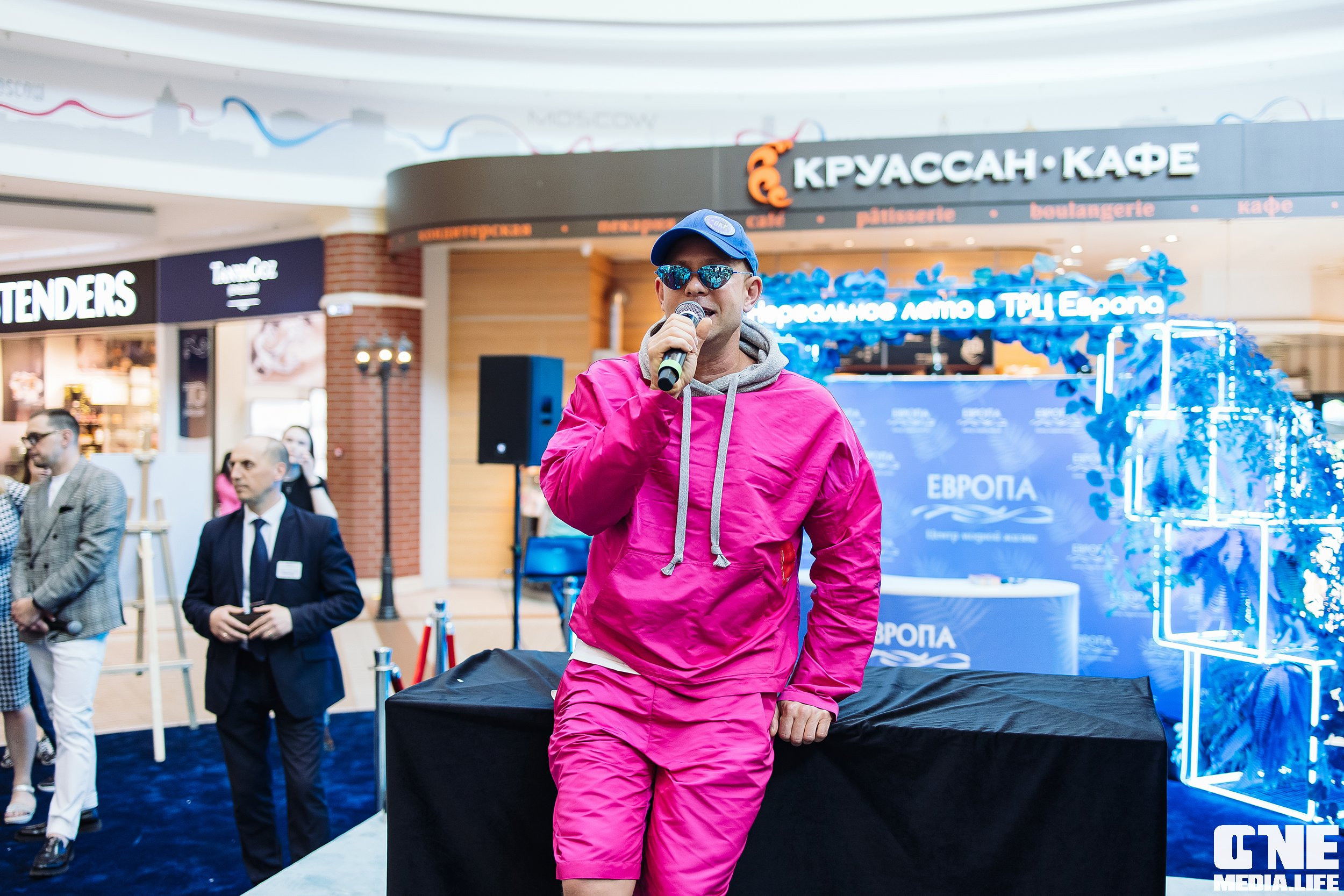 Автограф-сессия с Митей Фоминым. One Media Life: фоторепортажи, фотоотчеты с мероприятий и заведений