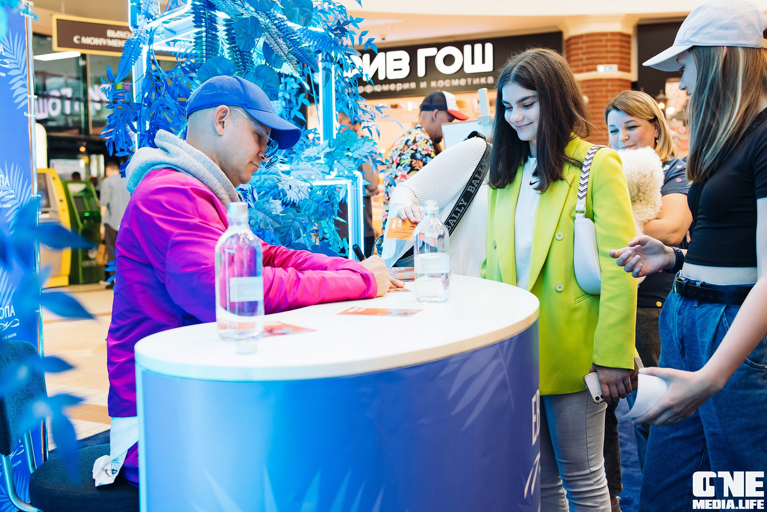 Автограф-сессия с Митей Фоминым. One Media Life: фоторепортажи, фотоотчеты с мероприятий и заведений