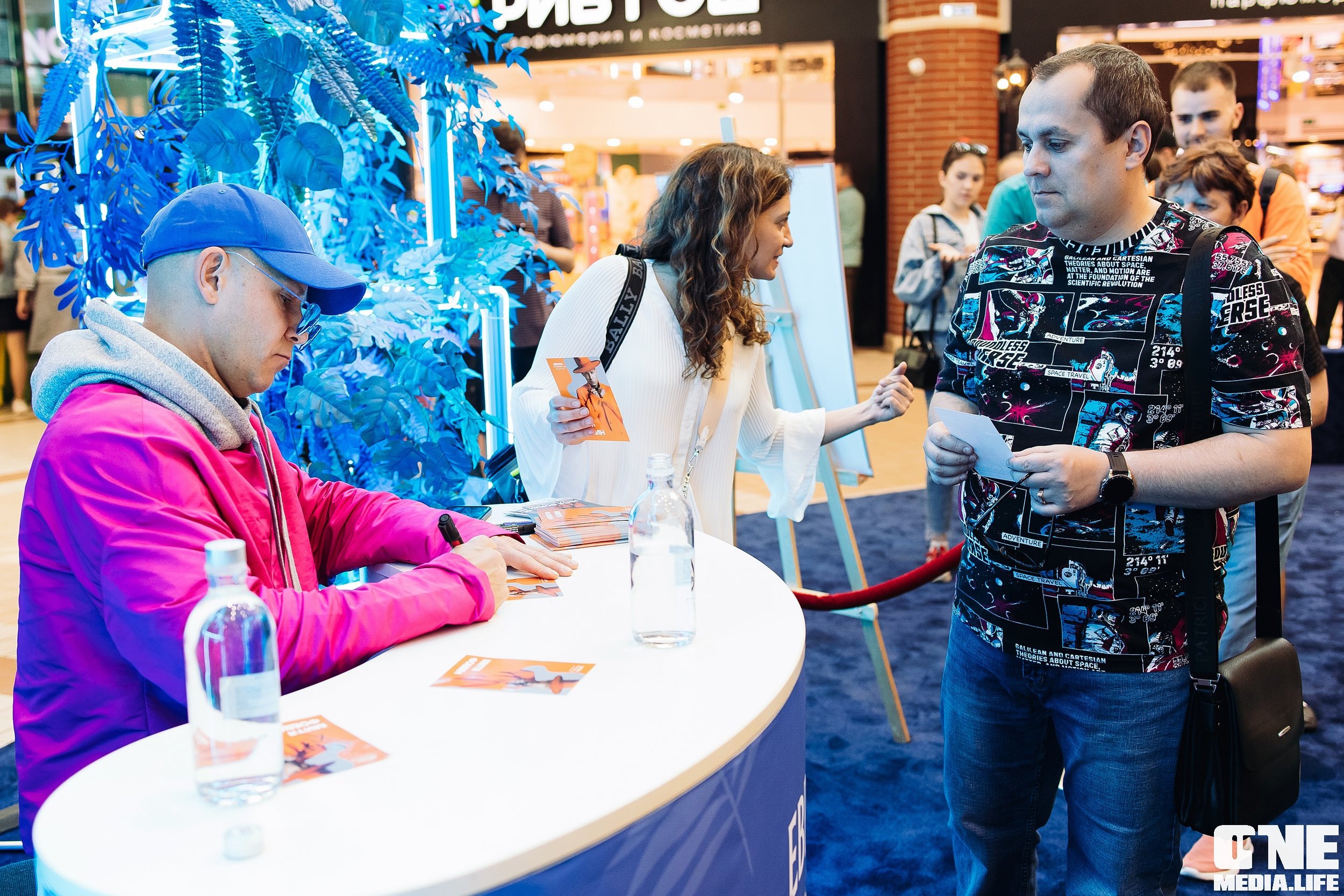 Автограф-сессия с Митей Фоминым. One Media Life: фоторепортажи, фотоотчеты с мероприятий и заведений