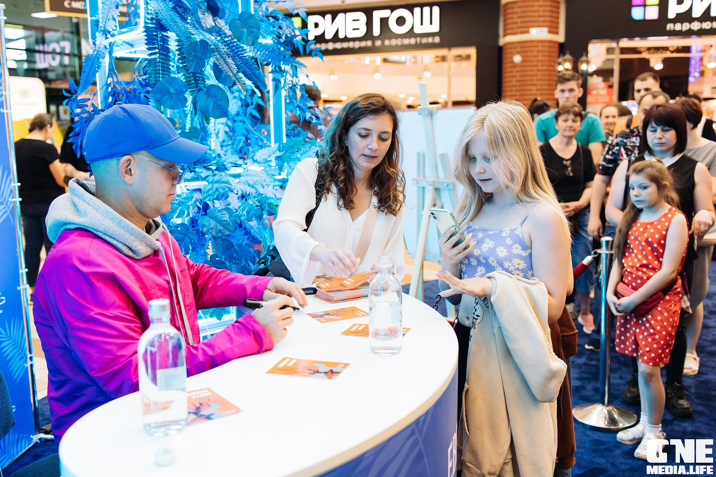 Автограф-сессия с Митей Фоминым. One Media Life: фоторепортажи, фотоотчеты с мероприятий и заведений