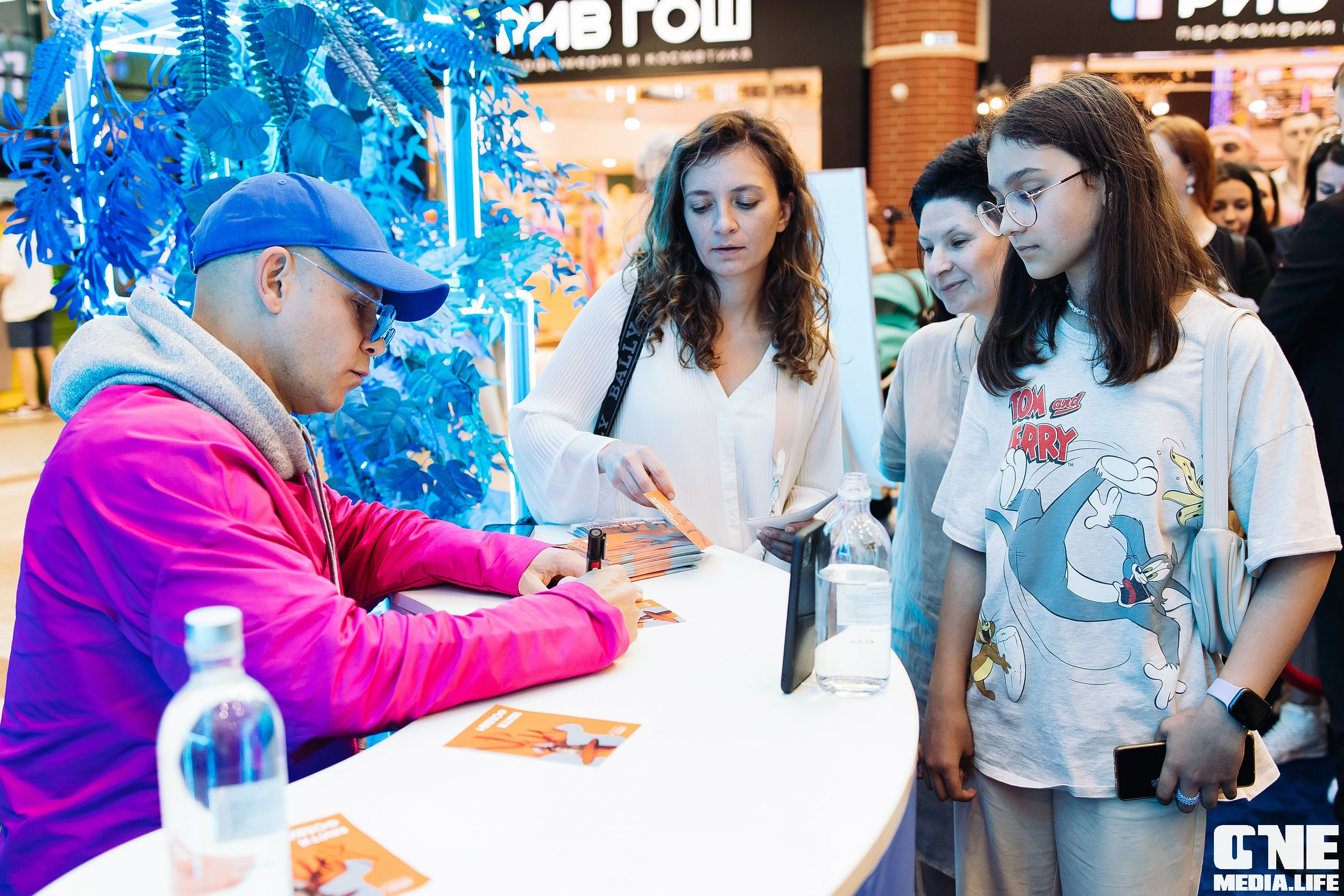 Автограф-сессия с Митей Фоминым. One Media Life: фоторепортажи, фотоотчеты с мероприятий и заведений