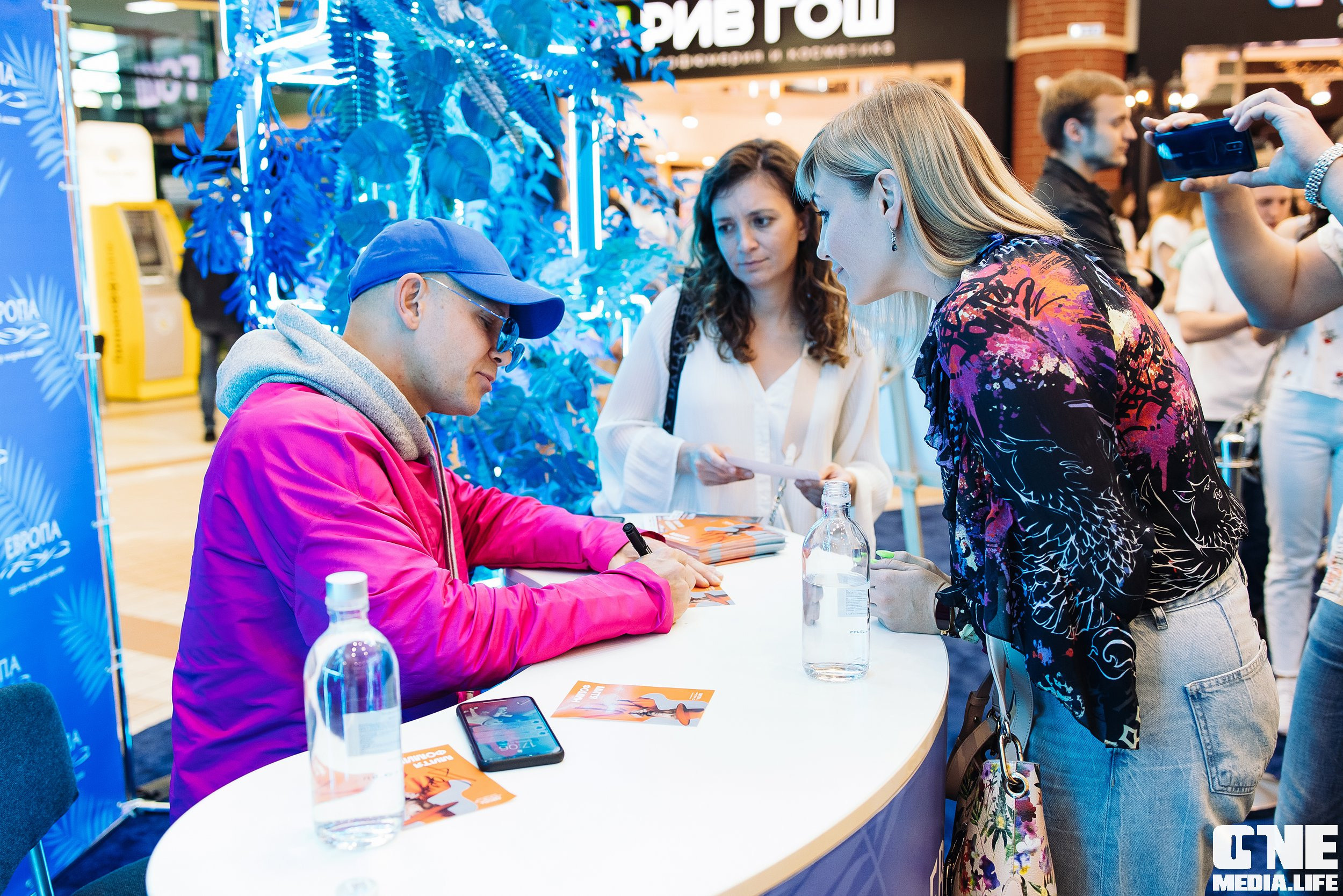 Автограф-сессия с Митей Фоминым. One Media Life: фоторепортажи, фотоотчеты с мероприятий и заведений