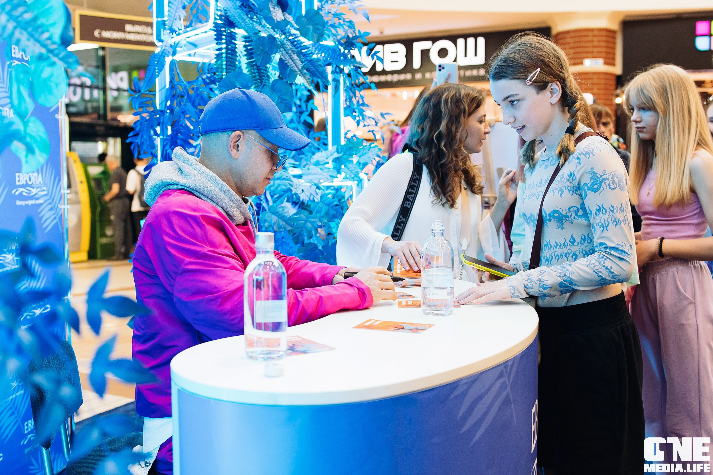 Автограф-сессия с Митей Фоминым. One Media Life: фоторепортажи, фотоотчеты с мероприятий и заведений