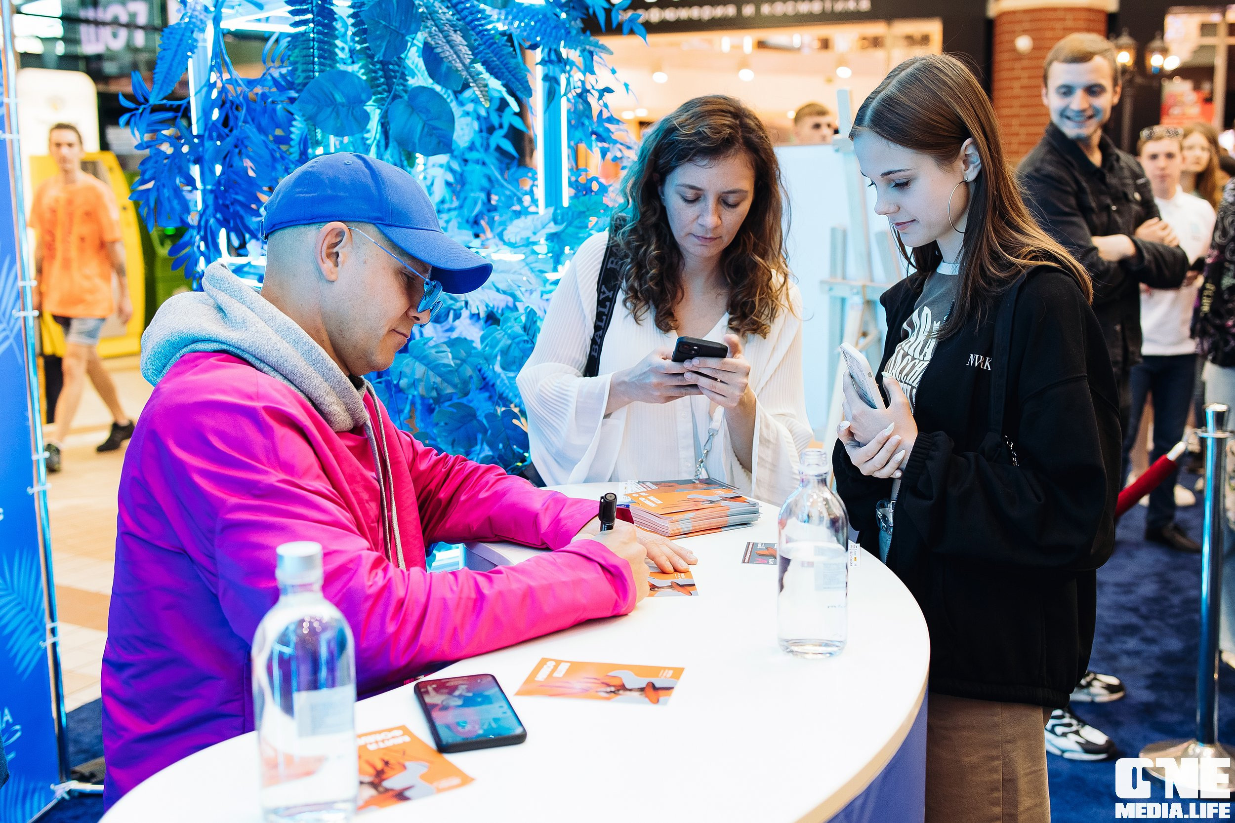 Автограф-сессия с Митей Фоминым. One Media Life: фоторепортажи, фотоотчеты с мероприятий и заведений